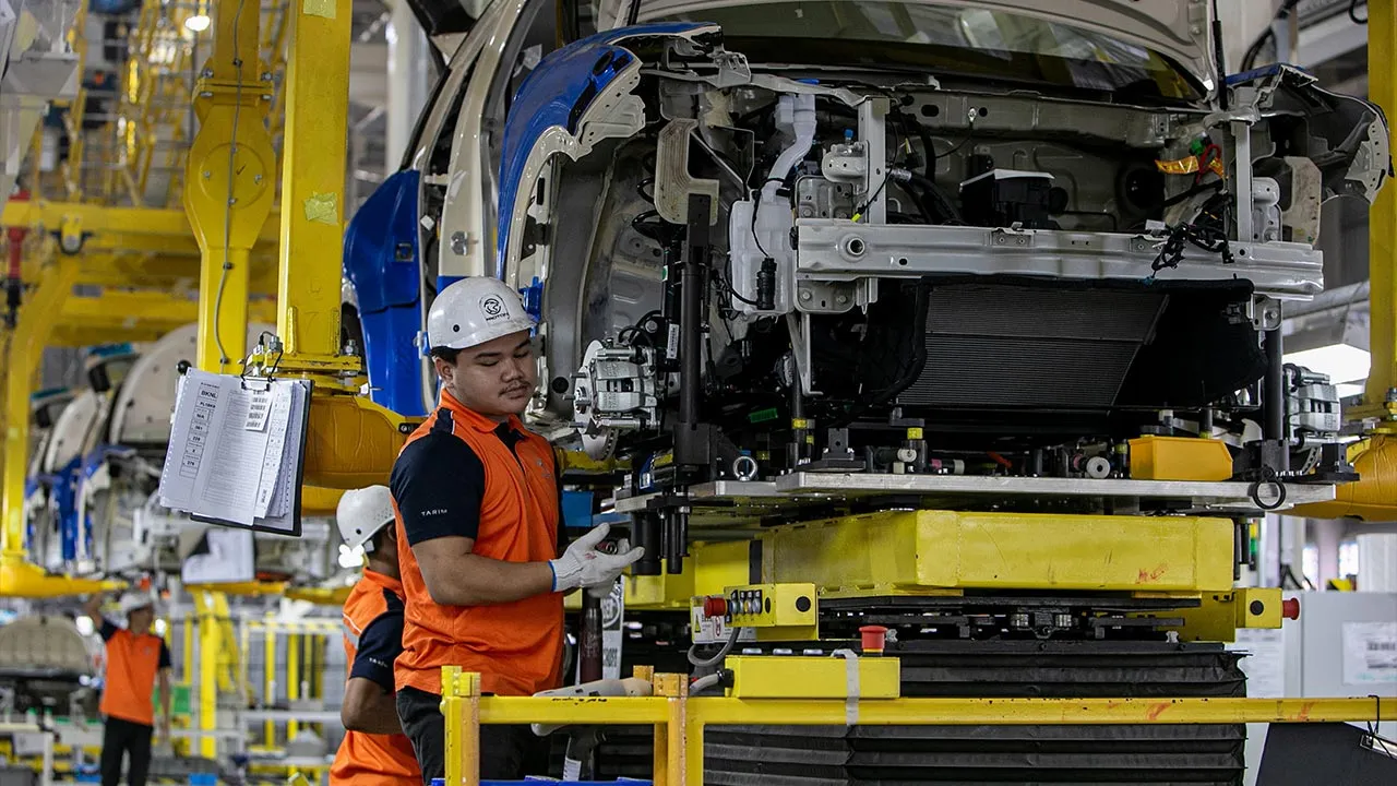 TANJONG MALIM, 31 Julai -- Pekerja melakukan demonstrasi pemasangan sempena Majlis Pelepasan (Line-Off) Proton e.MAS 7 PHEV Pemasangan Tempatan di Proton Tanjong Malim di sini, hari ini.  Kerjasama strategik antara Proton Holdings Bhd dan Geely Holding Group terus memperkukuh kedudukan pengeluar kereta nasional dalam industri automotif menerusi pemindahan teknologi, pembangunan harta intelek (IP), peningkatan kandungan tempatan serta pengukuhan ekosistem vendor tempatan.  --fotoBERNAMA (2026) HAK CIPTA TERP