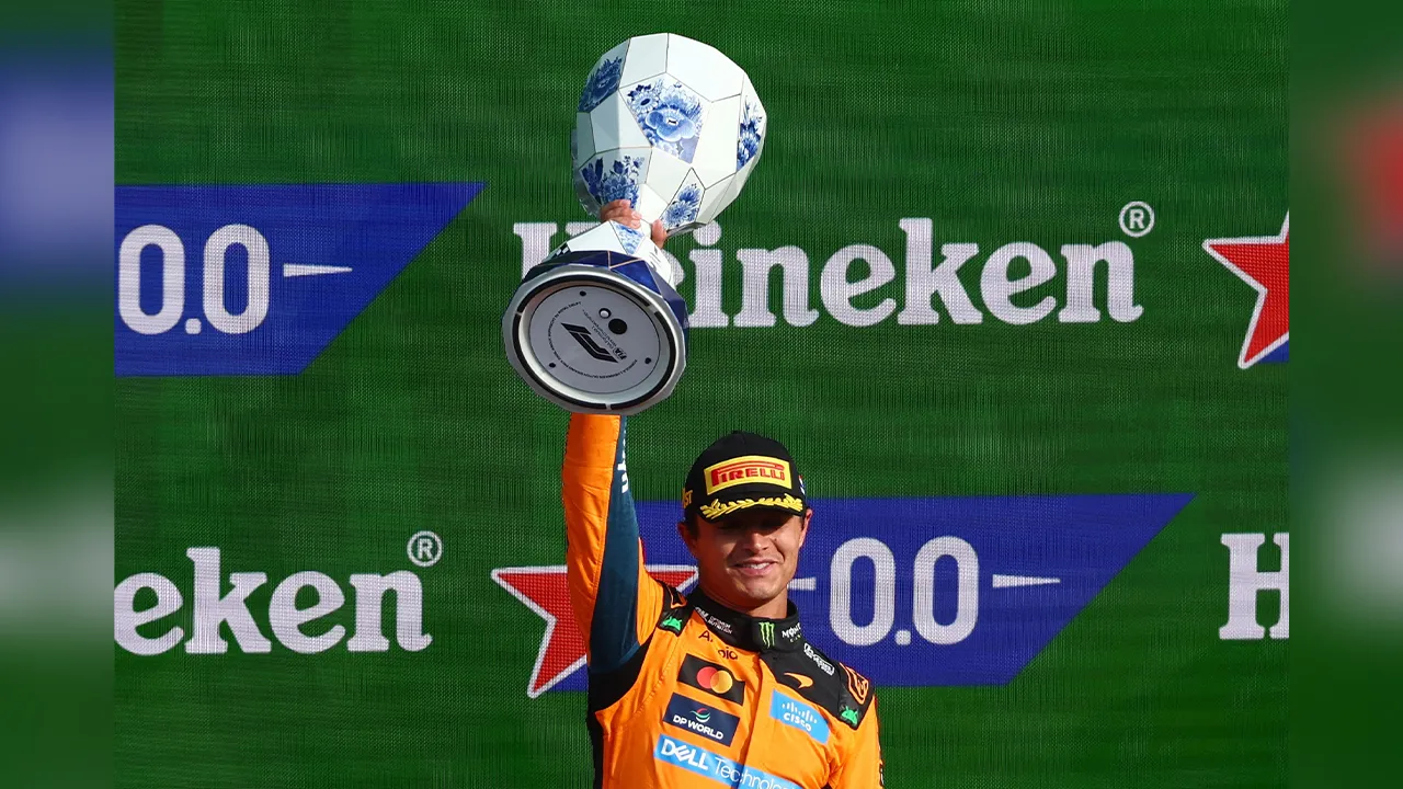 Formula One F1 - Dutch Grand Prix - Circuit Zandvoort, Zandvoort, Netherlands - August 23, 2026 McLaren's Lando Norris celebrates on the podium with the trophy after winning the Dutch Grand Prix REUTERS/Jakub Porzycki