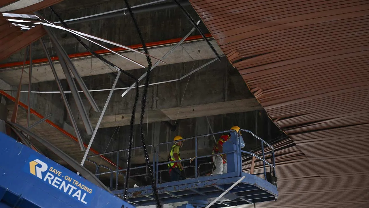 KUCHING, 25 Ogos -- Sebahagian struktur siling di laluan mengambil dan menurunkan penumpang di Lapangan Terbang Antarabangsa Kuching (KIA) mengalami kerosakan akibat hujan lebat dan angin kencang petang ini.  Malaysia Airports memaklumkan kawasan terjejas telah dipastikan selamat dan terkawal, manakala pasukan petugas lapangan terbang sedang menjalankan pemeriksaan serta menyelaras tindakan susulan yang diperlukan.  -- fotoBERNAMA (2026) HAK CIPTA TERPELIHARA