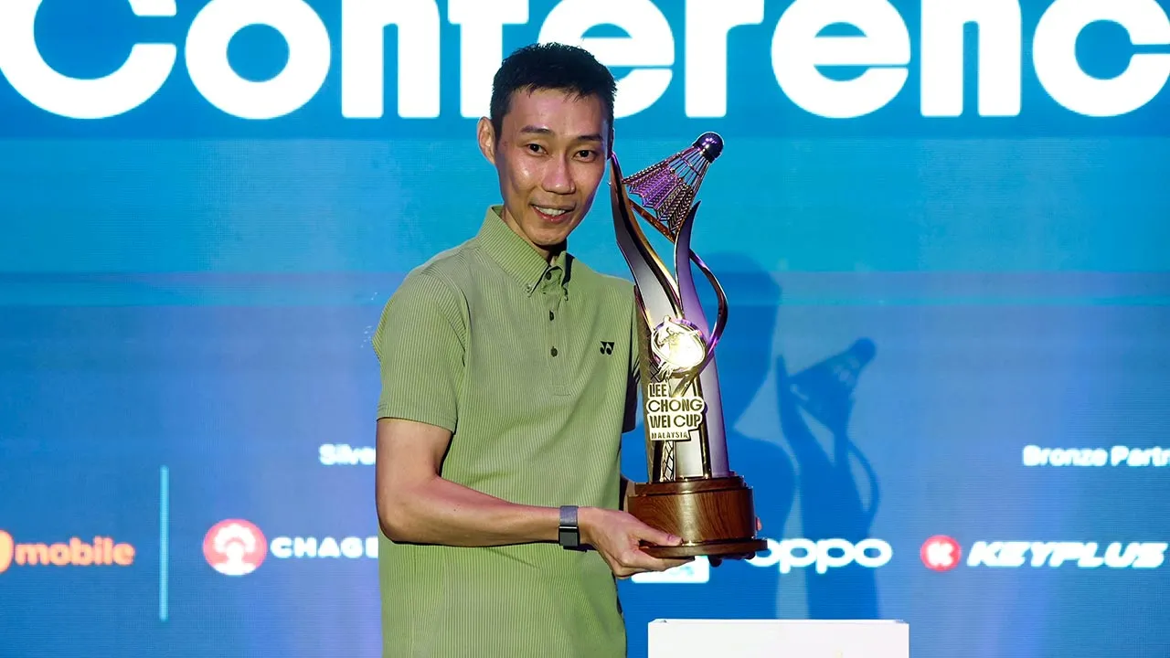 PETALING JAYA, 11 Ogos -- Bekas pemain badminton negara Datuk Seri Dr Lee Chong Wei bersama trofi pada majlis memperkenalkan trofi dan penyerahan tajaan pada Kejohanan Badminton Piala Lee Chong Wei 2026, hari ini.  -- fotoBERNAMA (2026) HAK CIPTA TERPELIHARA
