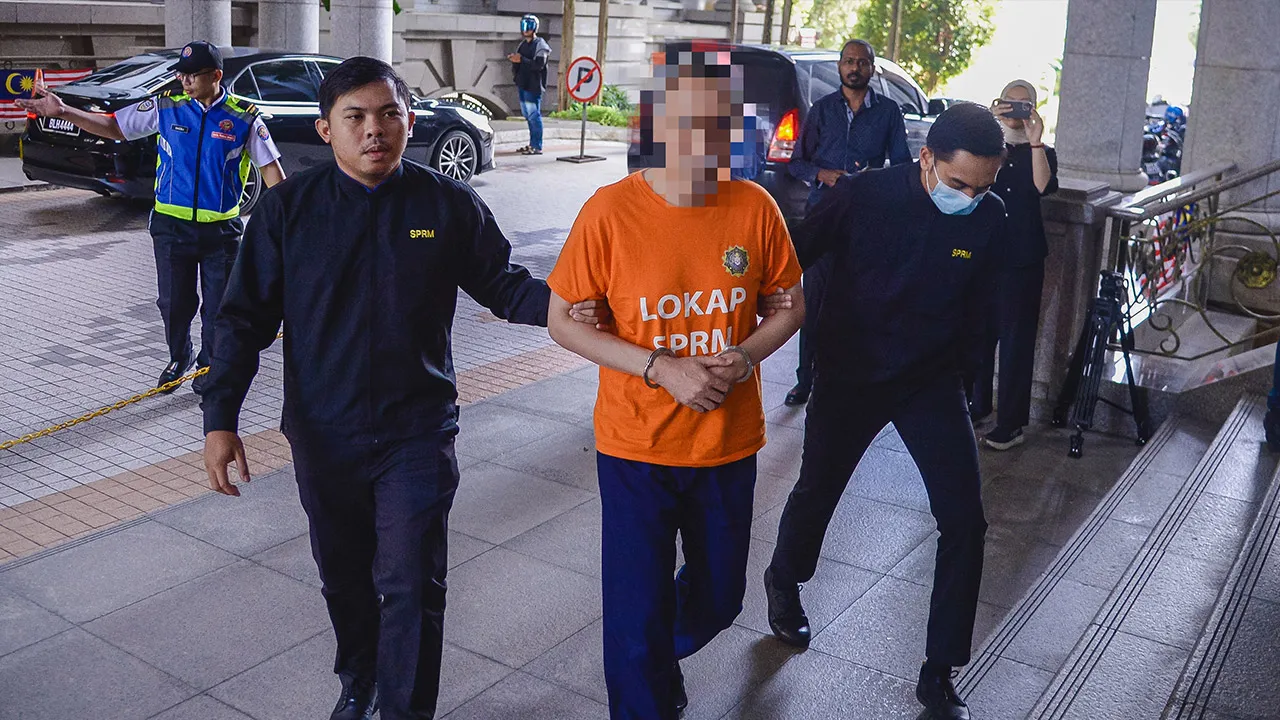PUTRAJAYA, 21 Ogos -- Bekas Ketua Pegawai Eksekutif (CEO) Lembaga Tabung Haji (TH) tiba di Mahkamah Majistret di sini hari ini bagi prosiding reman berkaitan Laporan Suruhanjaya Siasatan Diraja (RCI) mengenai institusi berkenaan.  Individu berusia lingkungan 60-an itu tiba pada 9.35 pagi dengan memakai baju reman Suruhanjaya Pencegahan Rasuah Malaysia (SPRM) berwarna jingga.  --fotoBERNAMA (2026) HAK CIPTA TERPELIHARA