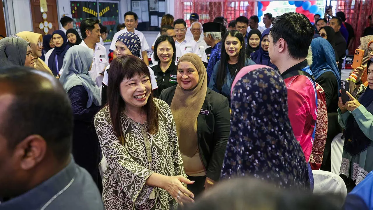 BUTTERWORTH, 3 Ogos -- Timbalan Menteri Pembangunan Wanita, Keluarga dan Masyarakat Lim Hui Ying bersalaman dengan orang ramai pada Program 360 Kita Bersama di Pusat Pemulihan Dalam Komuniti (PPDK) Seberang Jaya hari ini.  -- fotoBERNAMA (2026) HAK CIPTA TERPELIHARA