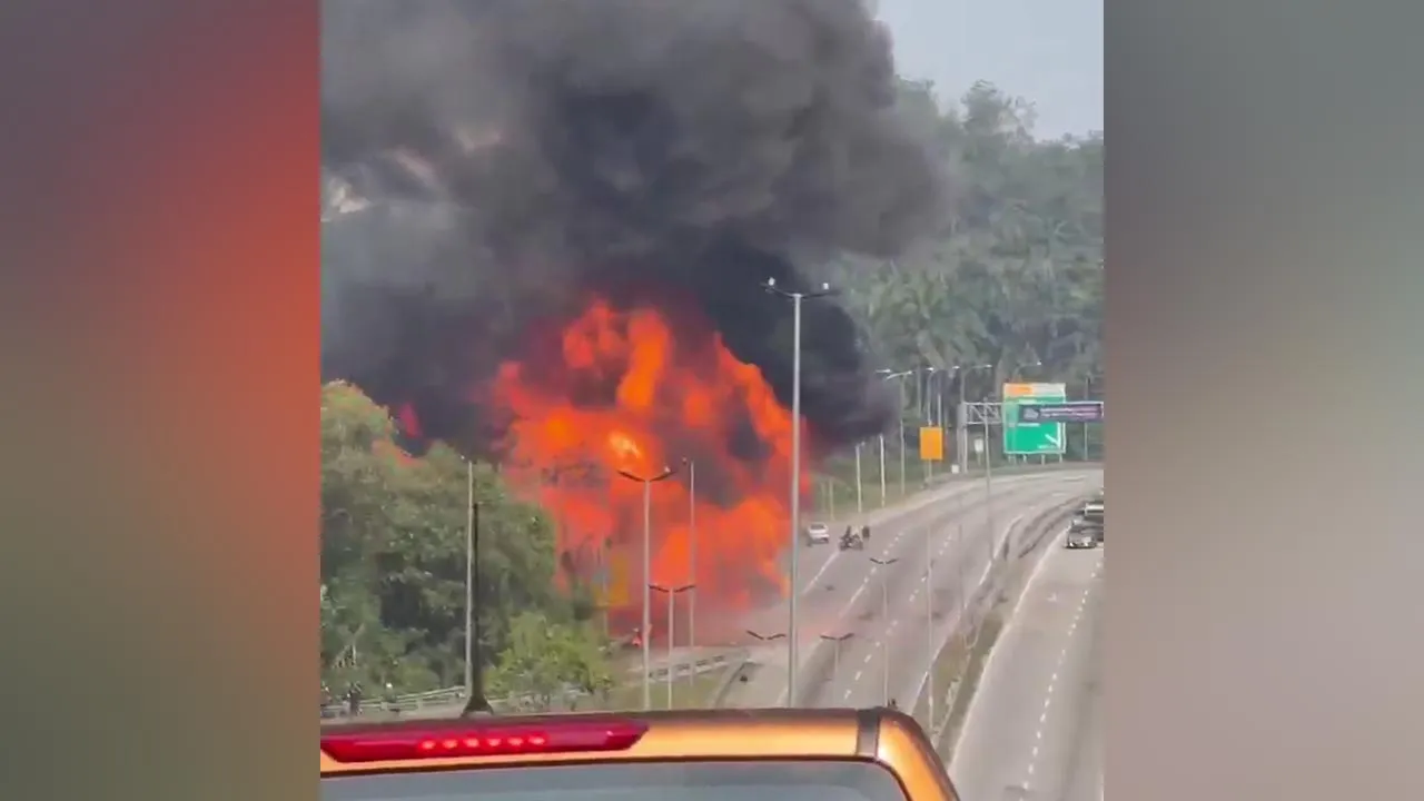 A three-tonne lorry was approximately 98 percent destroyed by fire in an incident before the Kajang Toll heading towards Seremban, today. -- X BERNAMA