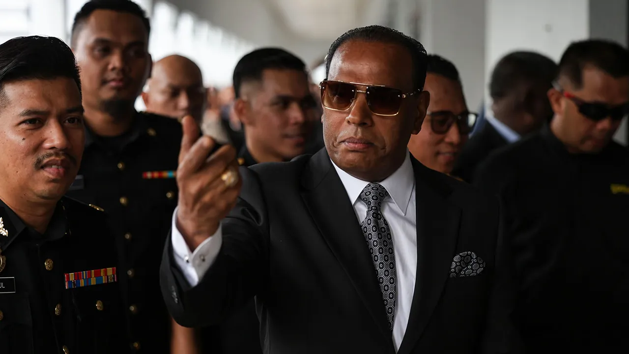 Kuala Lumpur , 28 Ogos 2026.Bekas Menteri Sumber Manusia , Datuk Seri M Saravanan tiba di pekarangan Kompleks Mahkamah Kuala Lumpur.Astro AWANI / SHAHIR OMAR