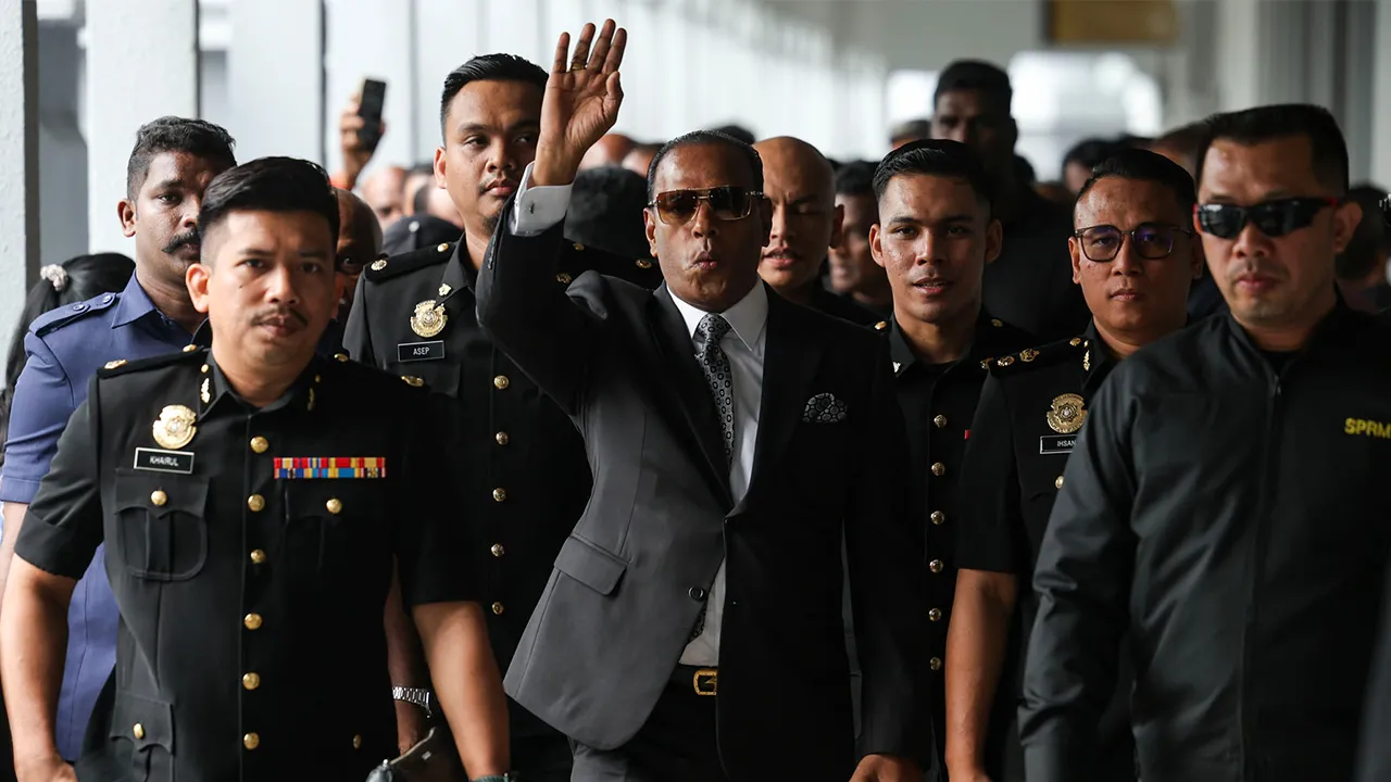 Kuala Lumpur , 28 Ogos 2026.Bekas Menteri Sumber Manusia , Datuk Seri M Saravanan tiba di pekarangan Kompleks Mahkamah Kuala Lumpur.Astro AWANI / SHAHIR OMAR