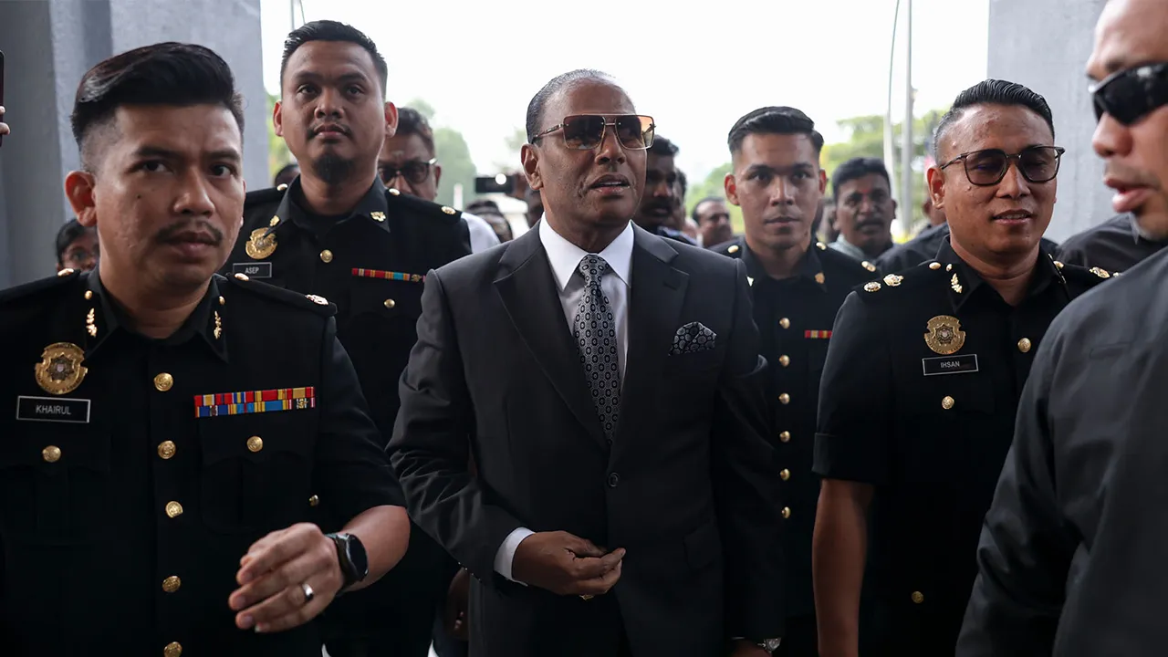 Kuala Lumpur , 28 Ogos 2026.Bekas Menteri Sumber Manusia , Datuk Seri M Saravanan tiba di pekarangan Kompleks Mahkamah Kuala Lumpur.Astro AWANI / SHAHIR OMAR