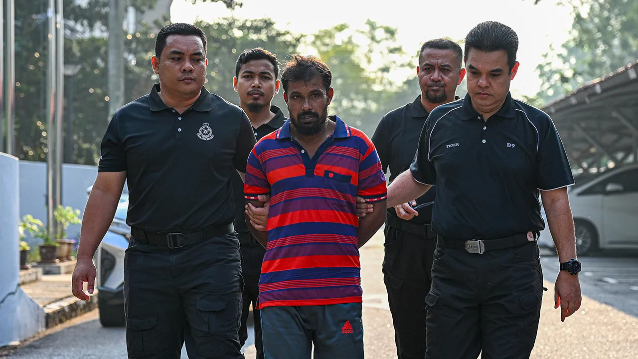 SEREMBAN, 12 Ogos -- Seorang lelaki warga Bangladesh dihadapkan ke Mahkamah Majistret di sini hari ini atas tiga pertuduhan membunuh tiga rakan senegaranya di Linggi, Port Dickson, awal bulan ini.  Tiada pengakuan direkodkan daripada Md Idris Ali, 43, selepas pertuduhan dibacakan secara berasingan di hadapan Majistret Nurul Saqinah Rosli kerana kes bunuh berada di bawah bidang kuasa Mahkamah Tinggi.  --fotoBERNAMA (2026) HAK CIPTA TERPELIHARA