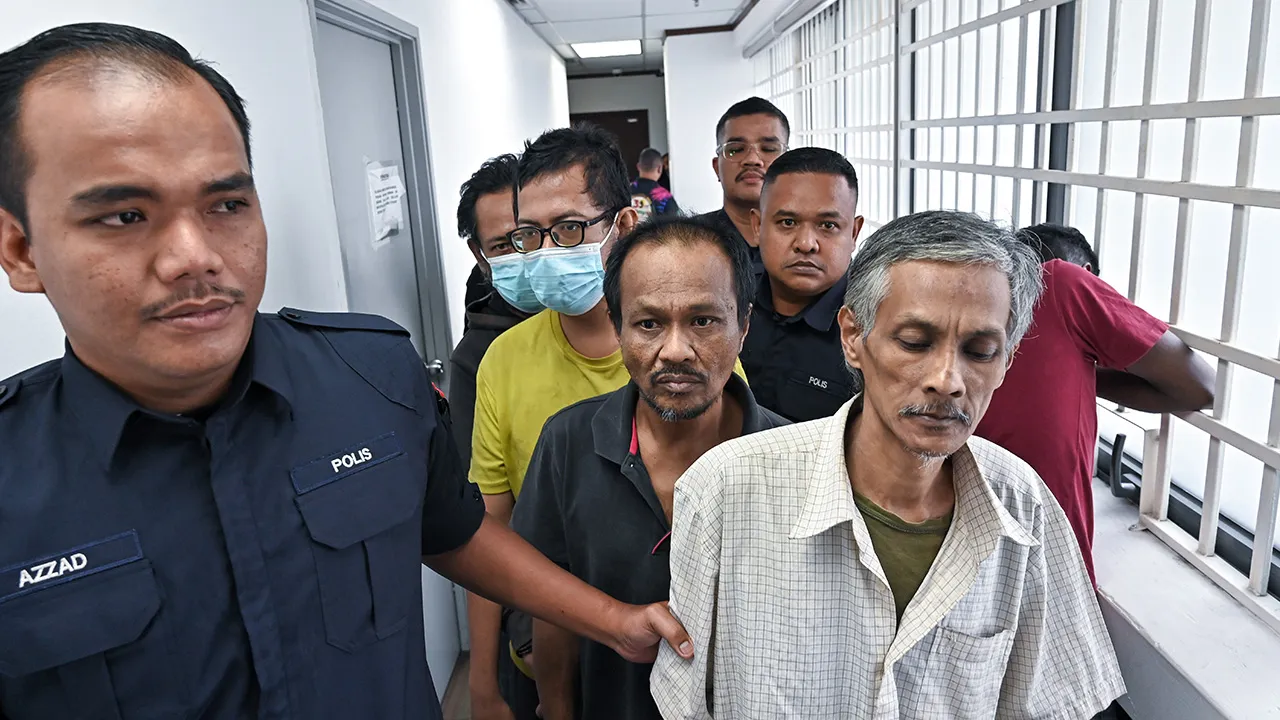 IPOH, 12 Ogos -- Empat penghuni sebuah pusat penjagaan di Tanjung Rambutan dihadapkan ke Mahkamah Majistret di sini hari ini, atas pertuduhan membunuh dan menyebabkan kematian seorang rakan penghuni di pusat berkenaan, minggu lepas.  Ahmad Faiz Mohd Rauhi, 35, didakwa membunuh Mohd Fauzir Hussin, 54, manakala tiga lagi iaitu Zaid Shaari, 50, Radzuan Suboh, 55, dan Abdul Halim Mohd Niza, 47, dituduh mematikan orang dengan salah yang tidak terjumlah kepada kesalahan membunuh terhadap mangsa sama.  Tiada penga
