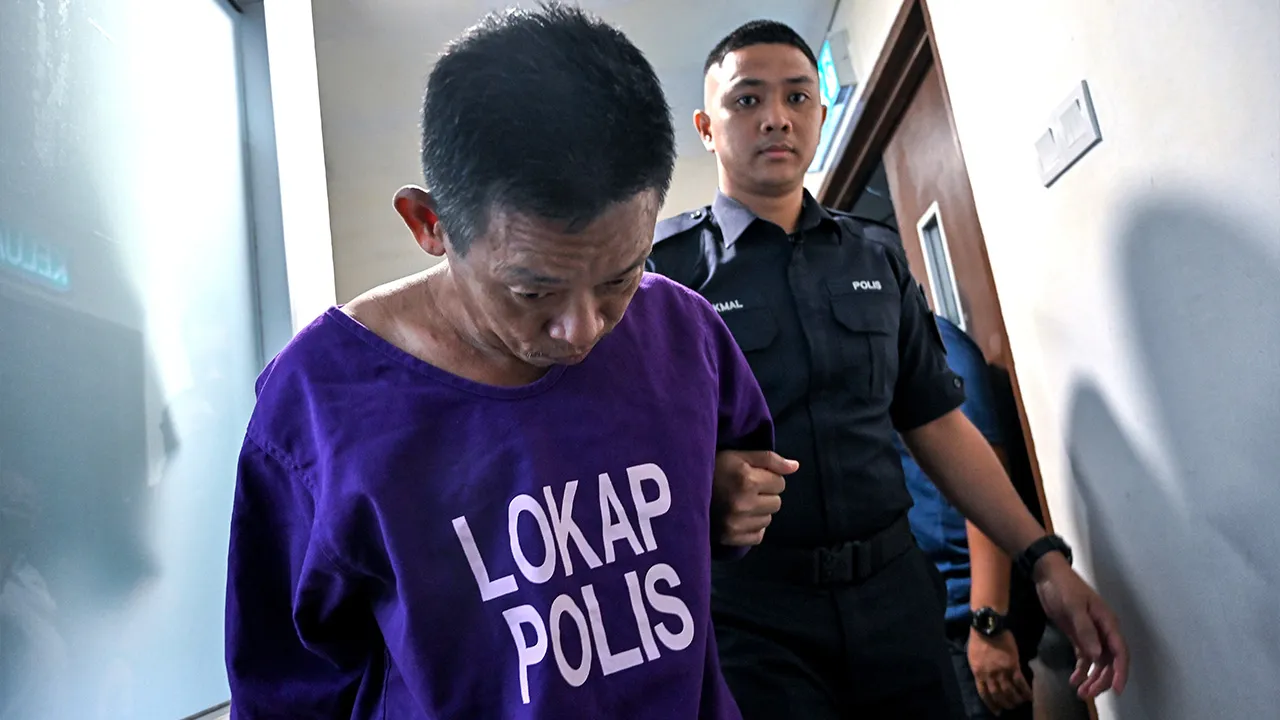IPOH, 14 Ogos -- Penganggur Lee Koon Yew mengaku tidak bersalah di Mahkamah Sesyen di sini hari ini atas pertuduhan merompak dan menyebabkan kecederaan ke atas seorang wanita, minggu lepas.  Lee, 49, didakwa melakukan perbuatan itu terhadap Fatin Fazira Ahmad Fauzi, 26, di sebuah rumah di Taman Batu Gajah Perdana pada 11.40 pagi 8 Ogos mengikut Seksyen 394 Kanun Keseksaan yang boleh dihukum penjara sehingga 20 tahun dan denda atau sebat, jika sabit kesalahan.  --fotoBERNAMA (2026) HAK CIPTA TERPELIHARA