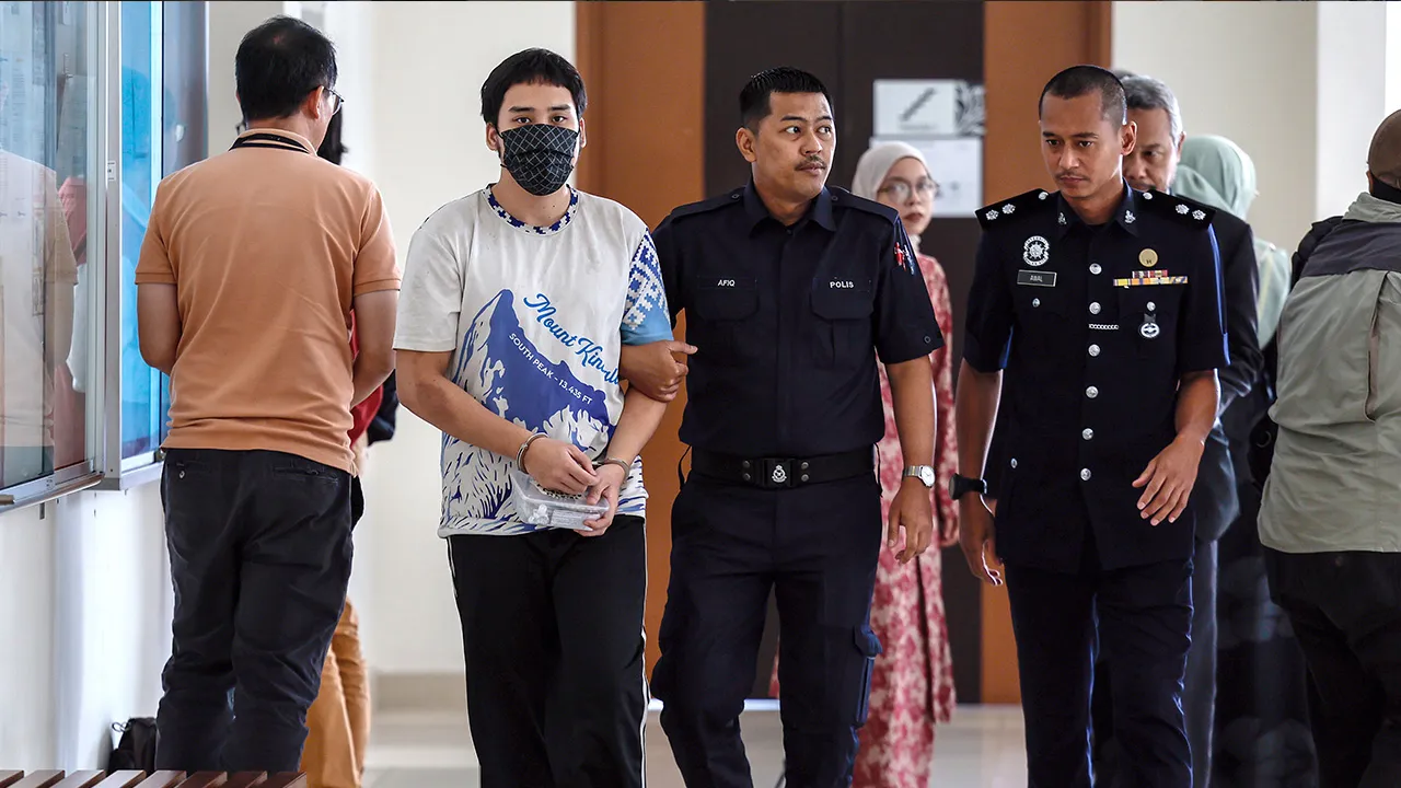 KLANG, 3 Ogos -- Seorang lelaki mengaku tidak bersalah di Mahkamah Sesyen di sini hari ini atas pertuduhan melakukan rompakan bersenjata, bulan lepas.  Ahmad Shukri Suhairin, 24, didakwa melakukan rompak terhadap seorang lelaki warga tempatan berusia 51 tahun bersenjatakan sepucuk pistol jenis revolver dan melarikan selaras senapang jenis “pump gun” milik sebuah syarikat keselamatan di depan cawangan sebuah bank di Bandar Bukit Tinggi di sini pada 5.45 petang, 20 Julai lepas.  -- fotoBERNAMA