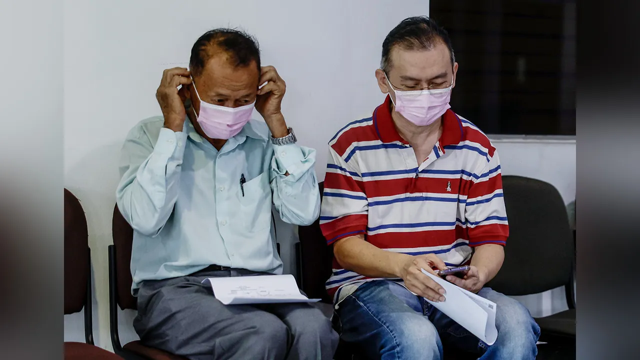 SHAH ALAM, 7 Ogos -- Pemilik sayarikat pembungkusan plastik, Chong Foo Yon, 75, (kiri) dan anak lelakinya, Kok Woo, 52, didakwa di Mahkamah Sesyen hari ini atas pertuduhan mengemukakan dokumen palsu bagi tuntutan insentif di bawah Program Daya Kerjaya 2.0 Pertubuhan Keselamatan Sosial (Perkeso), November 2024.  Kedua-dua tertuduh bagaimanapun mengaku tidak bersalah selepas pertuduhan dibacakan secara berasingan termasuk dalam Bahasa Mandarin di hadapan Hakim Datuk Mohd. Nasir Nordin.  -- fotoBERNAMA (2026) 