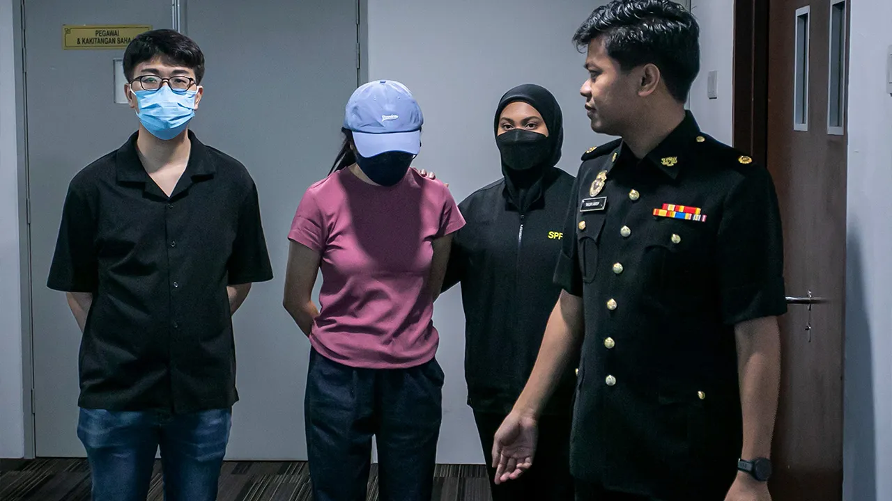 IPOH, 13 Ogos -- Dua pengarah syarikat mengaku tidak bersalah di Mahkamah Sesyen hari ini atas dua pertuduhan mengemukakan dokumen mengandungi pernyataan palsu bagi tuntutan insentif di bawah Program Daya Kerjaya 2.0 Pertubuhan Keselamatan Sosial (Perkeso), dua tahun lepas._BERNAMA
