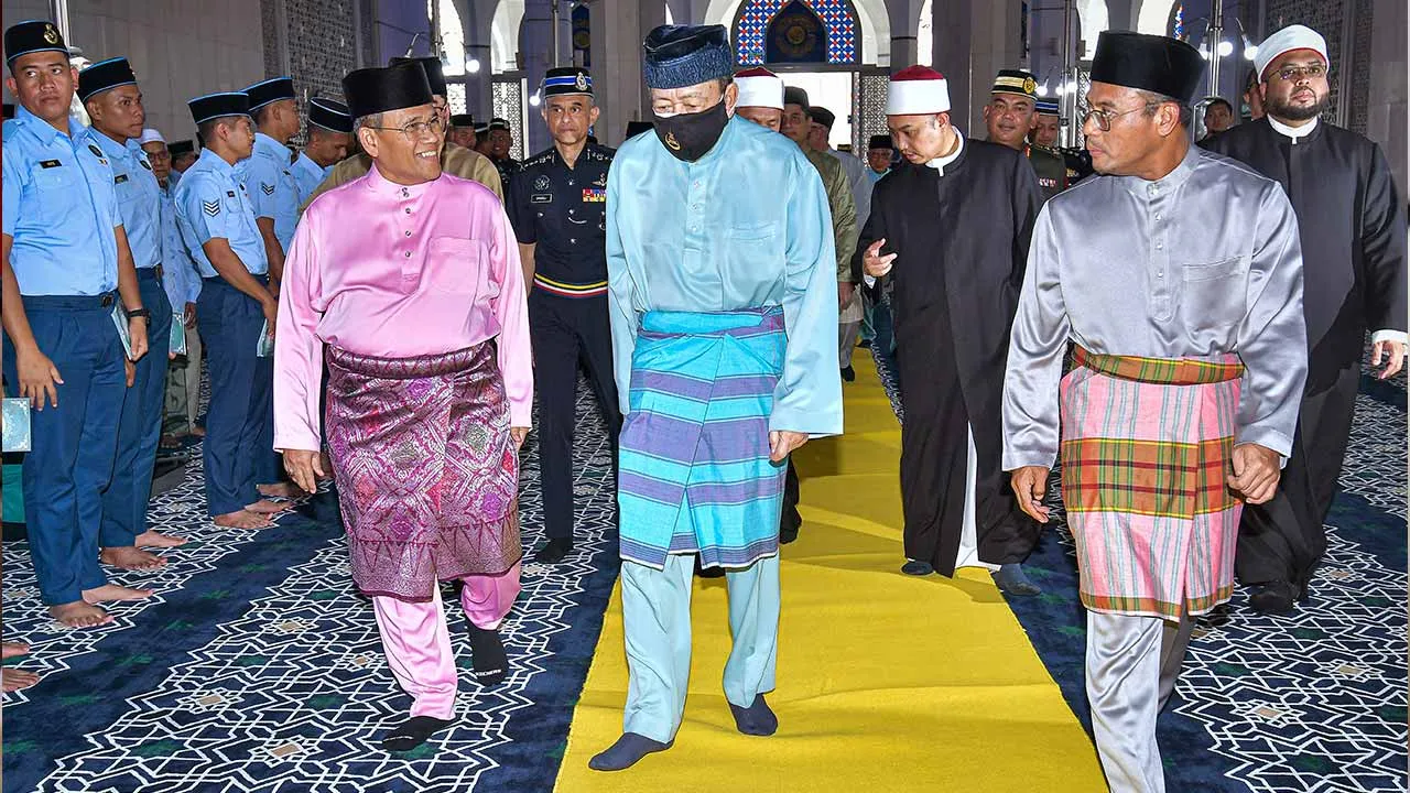 SHAH ALAM, 28 Ogos -- Sultan Selangor Sultan Sharafuddin Idris Shah (tengah) berkenan berangkat ke Majlis Bacaan Yasin, Doa Selamat dan Tahlii serta Solat Jumaat Sempena Sambutan Hari Kebangsaan Ke-69 Peringkat Negeri Selangor Tahun 1448H/2026M di Masjid Sultan Salahuddin Abdul Aziz Shah, Shah Alam hari ini.  Turut hadir Menteri Besar Selangor Datuk Seri Amirudin Shari (kanan) dan Pengerusi Majlis Agama Islam Selangor (MAIS) Datuk Salehuddin Saidin (kiri).  -- fotoBERNAMA (2026) HAK CIPTA TERPELIHARA