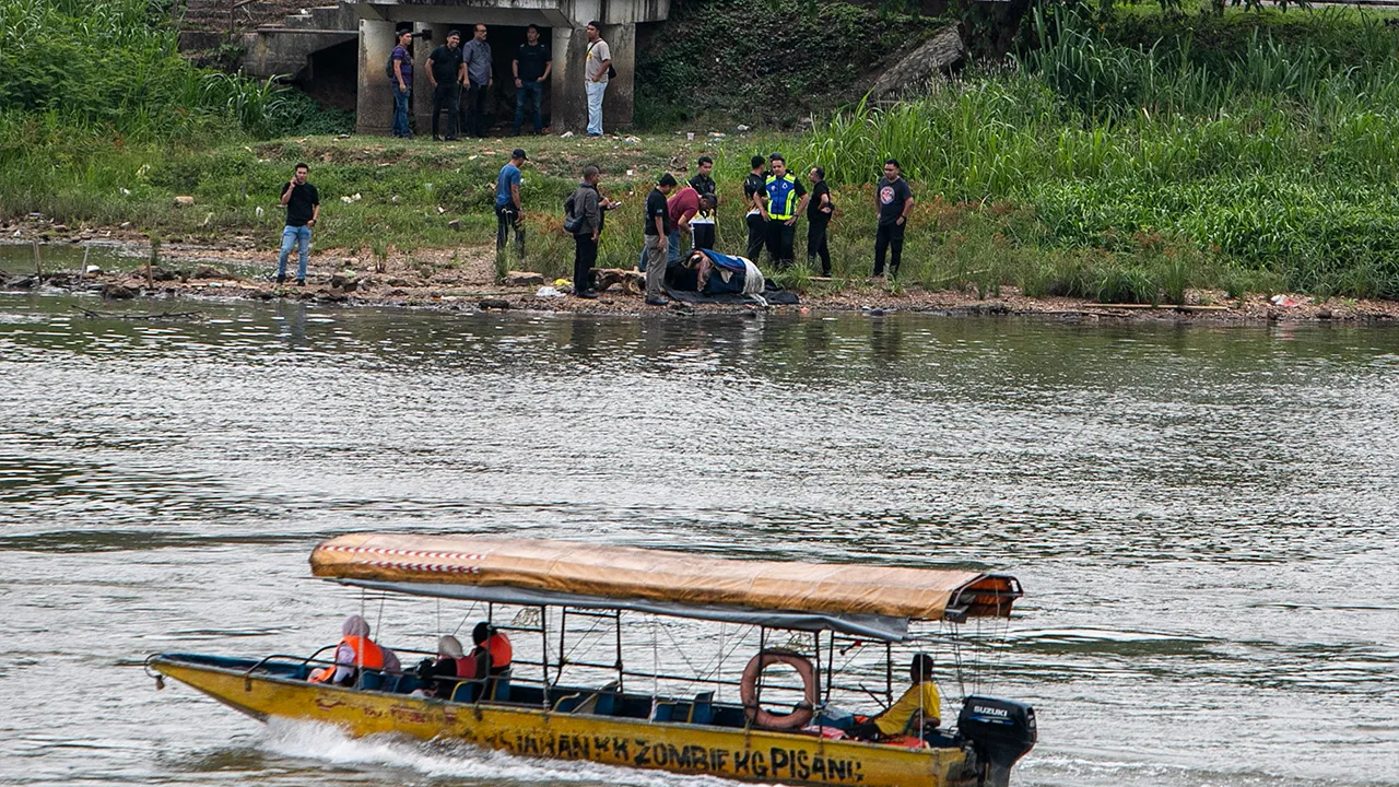 KUALA KANGSAR, 14 Ogos -- Satu mayat ditemukan di dalam beg pakaian di sungai berhampiran Jeti Dataran Lembah, dekat Kuala Kangsar, petang tadi._BERNAMA