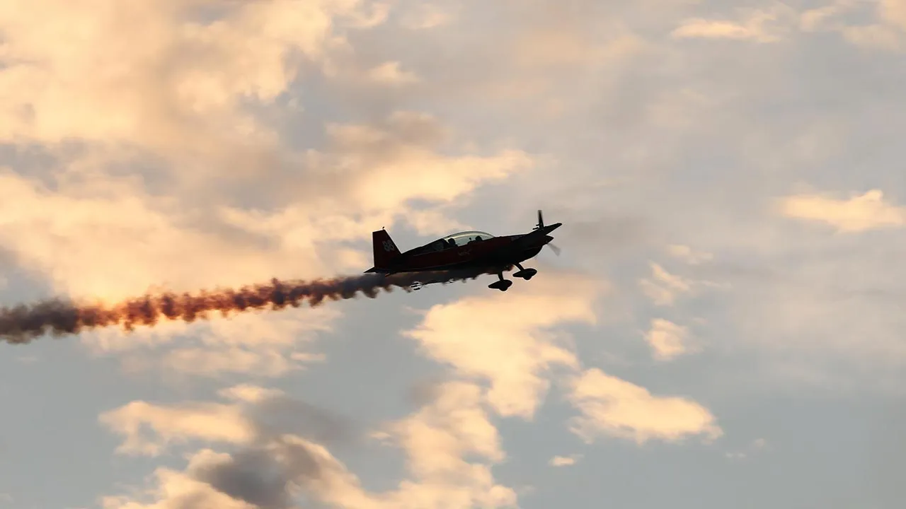PUTRAJAYA, 20 Ogos - Langit Putrajaya hari ini dicorakkan dengan aksi memukau Pasukan Aerobatik Krisakti menerusi pertunjukan "Melukis Senja " pada Merdeka Sunset Air Show menjelang sambutan Hari Kebangsaan 2026. Aksi formasi dan manuver udara pasukan aerobatik itu mencuri perhatian ketika membelah langit senja, sekali gus menyemarakkan suasana menjelang sambutan bulan kemerdekaan. Siri latihan pertunjukan berkenaan berlangsung di Monumen Alaf Baru pada 12, 20, 27 dan 29 Ogos, dari 7 hingga 7.30 malam. - fo