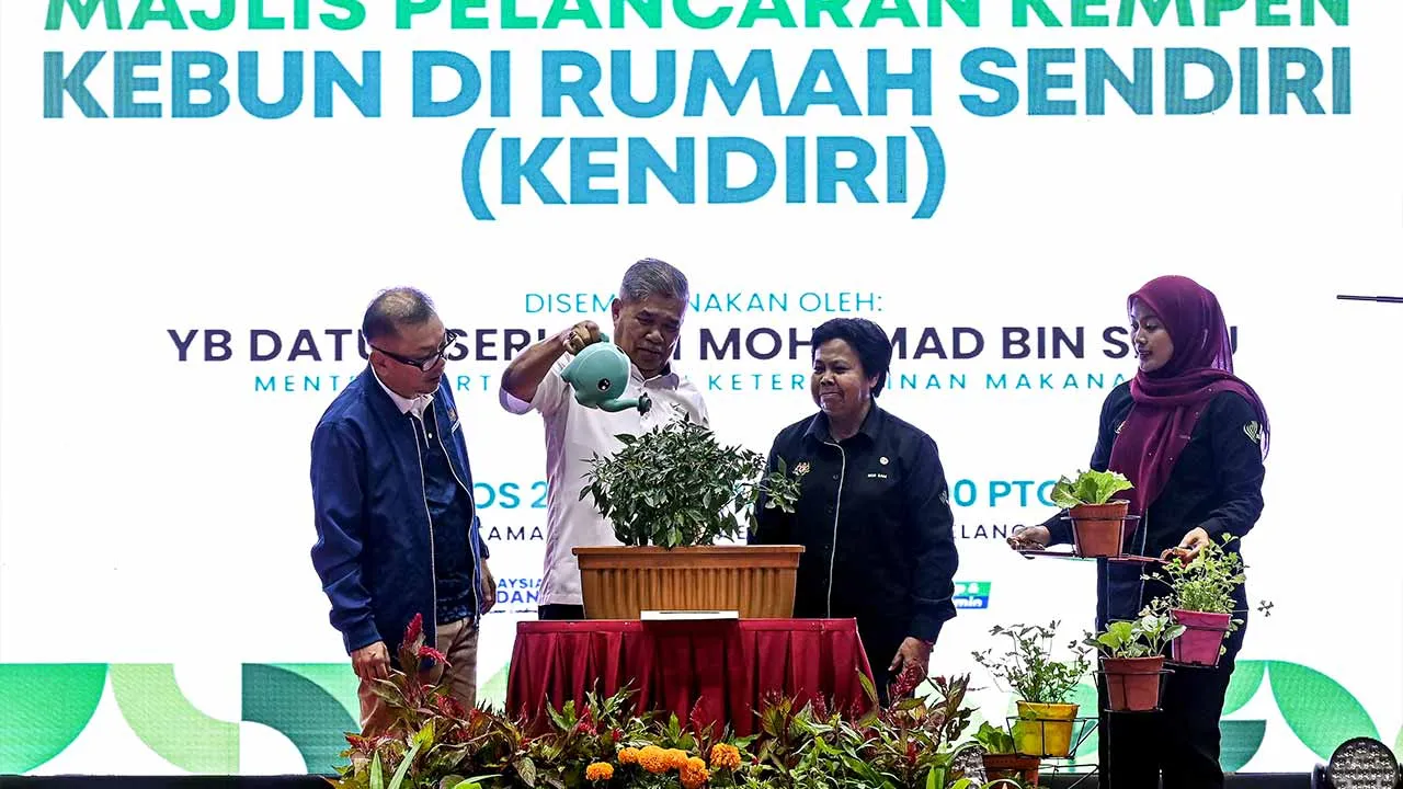 SERDANG, 28 Ogos -- Menteri Pertanian dan Keterjaminan Makanan Datuk Seri Mohamad Sabu menyempurnakan gimik pelancaran pada Majlis Pelancaran Kempen Kebun Di Rumah Sendiri (KENDIRI) sempena Pameran Pertanian, Hortikultur dan Agropelancongan Malaysia (MAHA) 2026 di Taman Ekspo Pertanian Malaysia (MAEPS) hari ini.  Turut sama Timbalan Menteri Pertanian dan Keterjaminan Makanan Datuk Chan Foong Hin (kiri) dan Ketua Pengarah Jabatan Pertanian Malaysia, Datuk Nor Sam Alwi (dua, kanan).  --fotoBERNAMA (2026) HAK 