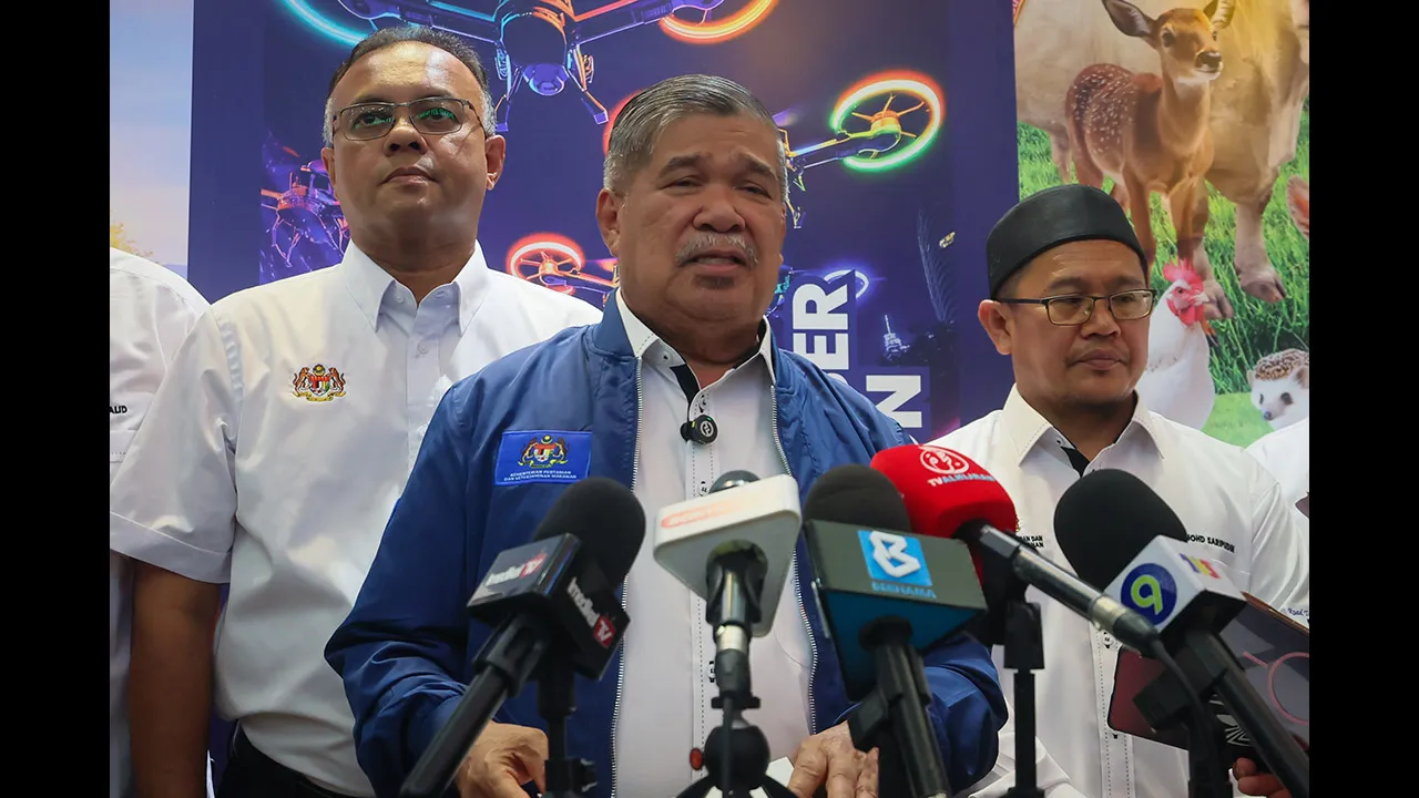 KOTA BHARU, 8 Ogos -- Menteri Pertanian dan Keterjaminan Makanan Datuk Seri Mohamad Sabu (tengah) pada Majlis Perasmian Penutup Program Road to MAHA 2026 Zon Timur, hari ini.