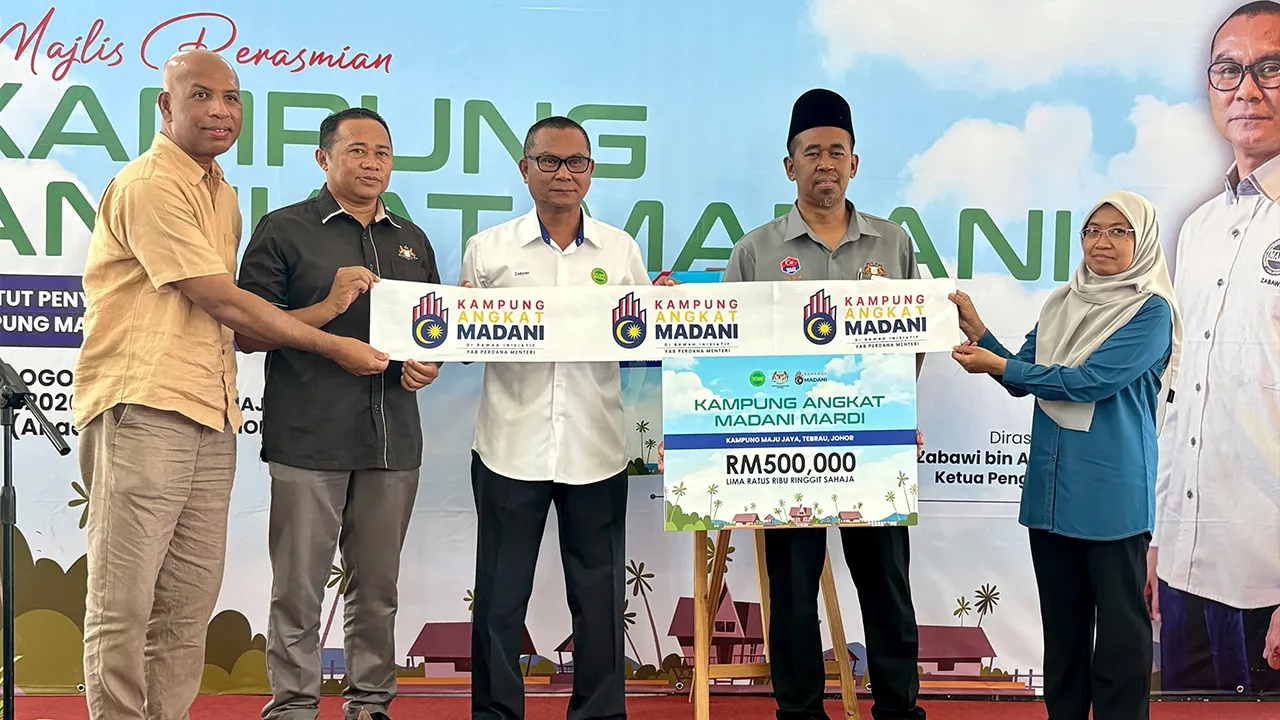 JOHOR BAHRU, 23 Ogos -- Ketua Pengarah Institut Penyelidikan dan Kemajuan Pertanian Malaysia (MARDI) Datuk Mohamad Zabawi Abdul Ghani (tengah) merasmikan Kampung Angkat MADANI Kampung Maju Jaya hari ini._BERNAMA