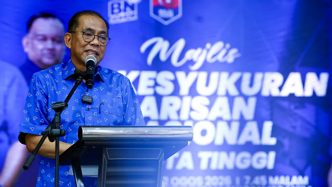 KOTA TINGGI, 22 Ogos -- Menteri Pertahanan Datuk Seri Mohamed Khaled Nordin yang juga Ahli Parlimen Kota Tinggi berucap pada Majlis Kesyukuran Barisan Nasional Kota Tinggi di Dewan Jubli Intan Sultan Ibrahim, Kota Tinggi hari ini.  --fotoBERNAMA (2026) HAK CIPTA TERPELIHARA