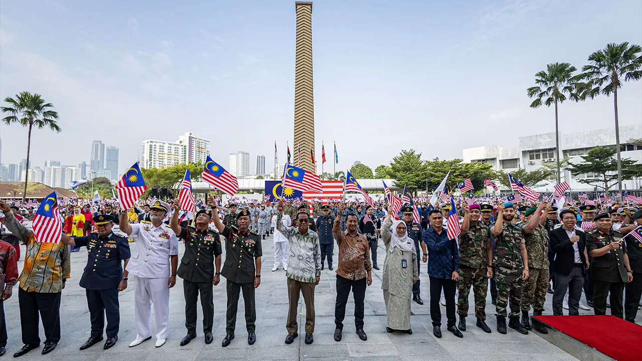 KUALA LUMPUR, 27 Ogos -- Menteri Pertahanan Datuk Seri Mohamed Khaled Nordin bergambar dan mengibarkan Jalur Gemilang pada majlis pelancaran Bulan Kebangsaan dan Kibarkan Jalur Gemilang Peringkat Kementerian Pertahanan di Wisma Pertahanan hari ini._BERNAMA