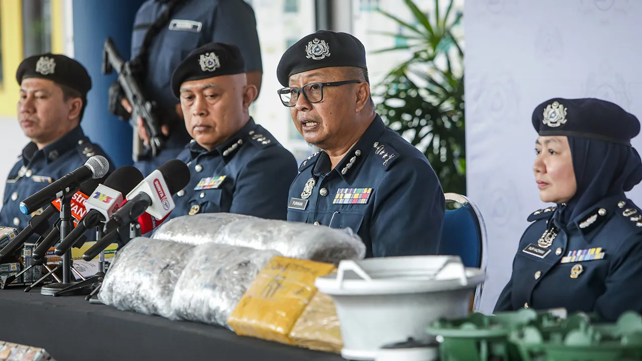 KANGAR, 12 Ogos -- Pengarah Kastam Perlis, Mohammad Furiman Hattar (dua, kanan) pada sidang media berhubung cubaan menyeludup dadah dan barang tidak berkastam di Kompleks Jabatan Kastam Diraja Malaysia (JKDM) Negeri Perlis di Kangar hari ini.  Bahagian Penguatkuasaan JKDM Perlis berjaya menumpaskan enam kes membabitkan rampasan dadah, rokok, dapur gas dan minuman keras dengan keseluruhan nilai rampasan serta cukai dianggarkan RM1.77 juta.  -- fotoBERNAMA (2026) HAK CIPTA TERPELIHARA