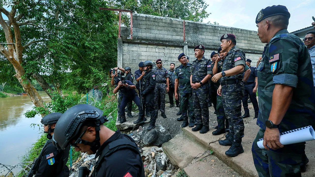 PASIR MAS, 26 Ogos -- Ketua Polis Negara Tan Sri Mohd Khalid Ismail (dua kanan) meninjau kawasan sempadan Malaysia-Thailand di Rantau Panjang, Pasir Mas, hari ini.  Tinjauan itu memberi tumpuan kepada aspek keselamatan serta pemantauan laluan di kawasan sempadan bagi mengekang kegiatan rentas sempadan dan penyalahgunaan pangkalan haram.   --fotoBERNAMA (2026) HAK CIPTA TERPELIHARA