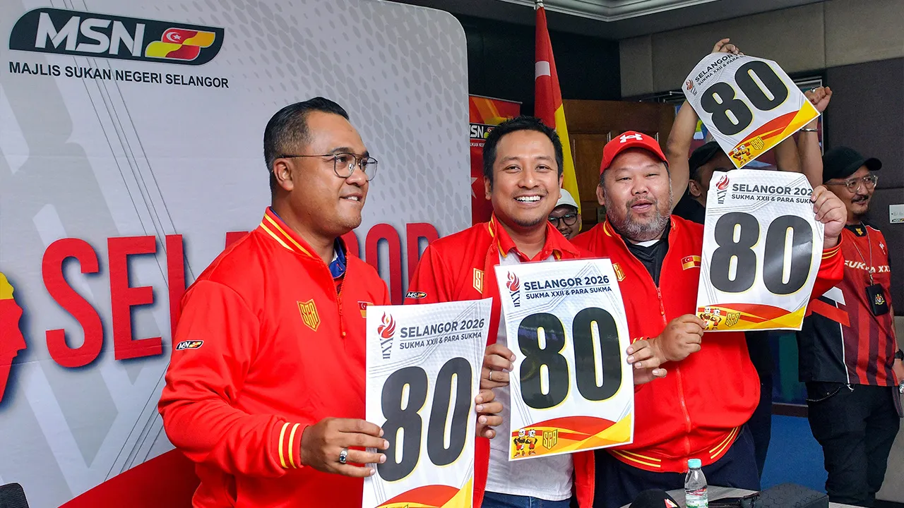 SHAH ALAM, 23 Ogos -- Exco Belia, Sukan dan Keusahawanan Negeri Selangor, Mohd Najwan Halimi (tengah) meraikan kejayaan kontinjen mencapai sasaran pingat emas ke-80 pada Sukan Malaysia (SUKMA) 2026 ketika sidang media di Pejabat Sukan Negeri Selangor (MSNS), hari ini._BERNAMA