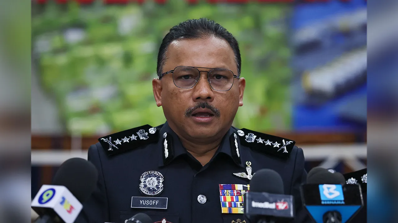 KOTA BHARU, 23 Ogos -- Ketua Polis Kelantan Datuk Mohd Yusoff Mamat bercakap pada sidang media mengenai pelupusan barang kes Jabatan Siasatan Jenayah Narkotik IPK Kelantan hari ini.  Polis Kelantan akan melupuskan 6,536 barang kes berkaitan narkotik bernilai RM1.104 juta yang telah selesai melalui proses perbicaraan dan keputusan mahkamah bagi tempoh 2008 hingga 2024 membabitkan pelbagai jenis bahan kes dengan jumlah berat keseluruhan 39.41 kilogram serta 2,534 liter bahan berbentuk cecair.  --fotoBERNAMA (