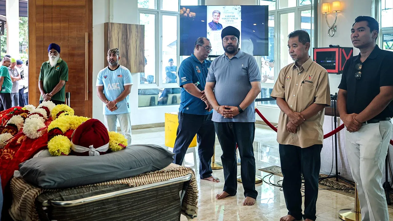 KUALA LUMPUR, 25 Ogos -- Timbalan Menteri Belia dan Sukan Mordi Bimol (kanan) hadir memberikan penghormatan terakhir kepada mendiang bekas kapten dan jurulatih skuad hoki lelaki kebangsaan, Sarjit Singh, di Shamshan Bhoomi Wake Hall, Jalan Loke Yew, di sini petang ini.  --fotoBERNAMA (2026) HAK CIPTA TERPELIHARA