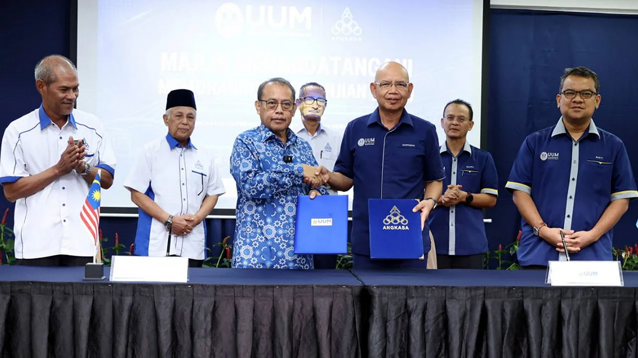 SINTOK, 23 Ogos -- Presiden Angkatan Koperasi Kebangsaan Malaysia Berhad (ANGKASA), Datuk Seri Dr Abdul Fattah Abdullah (tiga, kiri) bertukar-tukar dokumen bersama Naib Canselor Universiti Utara Malaysia (UUM), Prof Dr Ahmad Martadha Mohamed (lima, kiri) pada Majlis Menandatangani Memorandum Perjanjian (MoA) antara ANGKASA dan UUM di Inasis ANGKASA, hari ini.  -- fotoBERNAMA (2026) HAK CIPTA TERPELIHARA