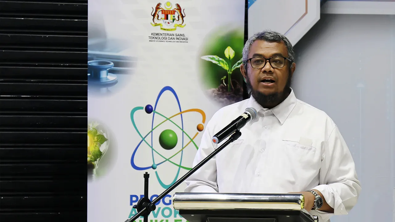 CYBERJAYA, 22 Ogos -- Ketua Pengarah Agensi Nuklear Malaysia Dr Muhammad Rawi Mohamed Zin menyampaikan ucapan pada Program Advokasi Nuklear: Nuklear Untuk Rakyat (N.U.R)@Wanita hari ini._BERNAMA