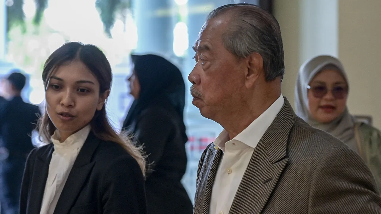 KUALA LUMPUR, 18 Ogos -- Bekas Perdana Menteri Tan Sri Muhyiddin Yassin hadir di Mahkamah Tinggi hari ini bagi perbicaraan tujuh pertuduhan menyalahgunakan kedudukan dan pengubahan wang haram.