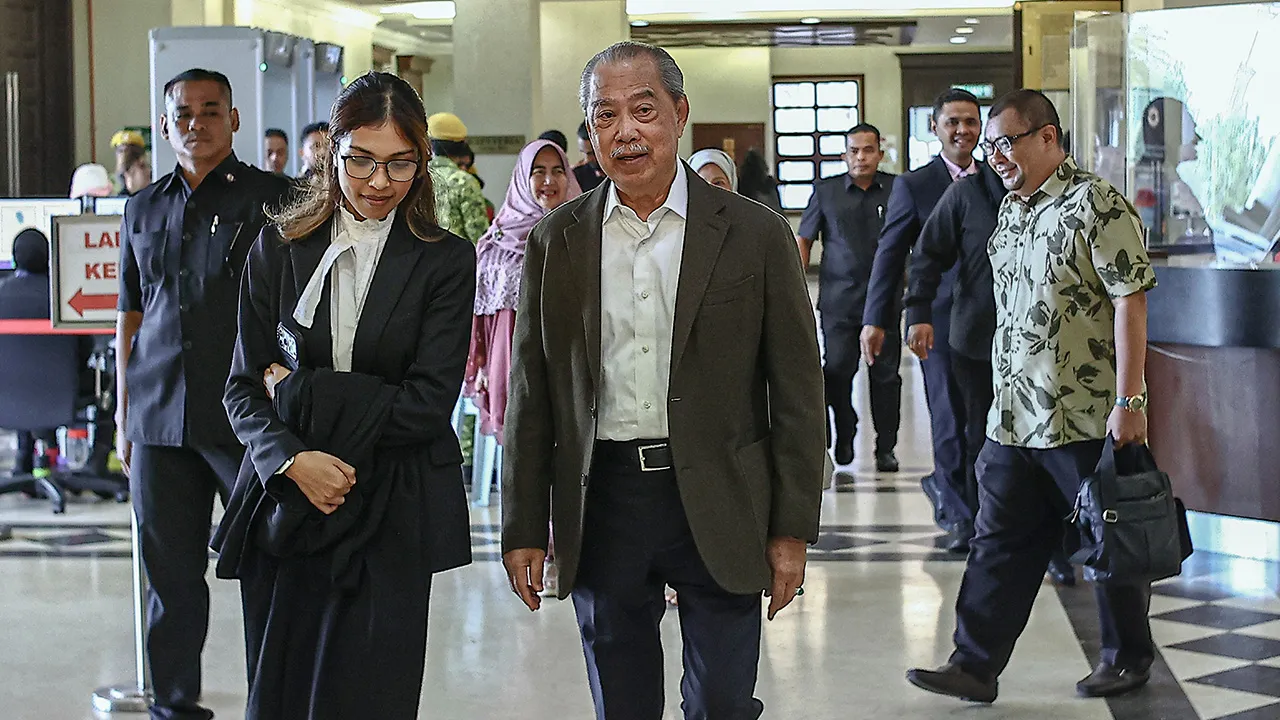 KUALA LUMPUR, 19 Ogos -- Bekas Perdana Menteri Tan Sri Muhyiddin Yassin (tengah) yang berdepan tujuh pertuduhan menyalahgunakan kedudukan serta pengubahan wang haram membabitkan projek Jana Wibawa hadir bagi perbicaraan kes itu di Mahkamah Tinggi hari ini.