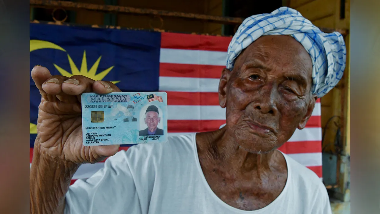 KOTA BHARU, 17 Ogos -- Warga emas Mukhtar Mamat, 104, yang mesra dipanggil Poktar menunjukkan kad pengenalannya ketika ditemui wartawan BERNAMA di Kampung Teras baru-baru ini.  Pengalaman hidup dalam ketakutan, diseksa dan dipaksa bekerja membina kubu tentera Jepun menjadi antara kenangan yang masih segar dalam ingatannya.  Mengimbau pengalaman ketika berusia 18 tahun, Poktar berkata beliau dipaksa tentera Jepun bekerja membina kubu di Pengkalan Chepa tiga hari seminggu, dari 8.30 pagi hingga 4 petang, deng