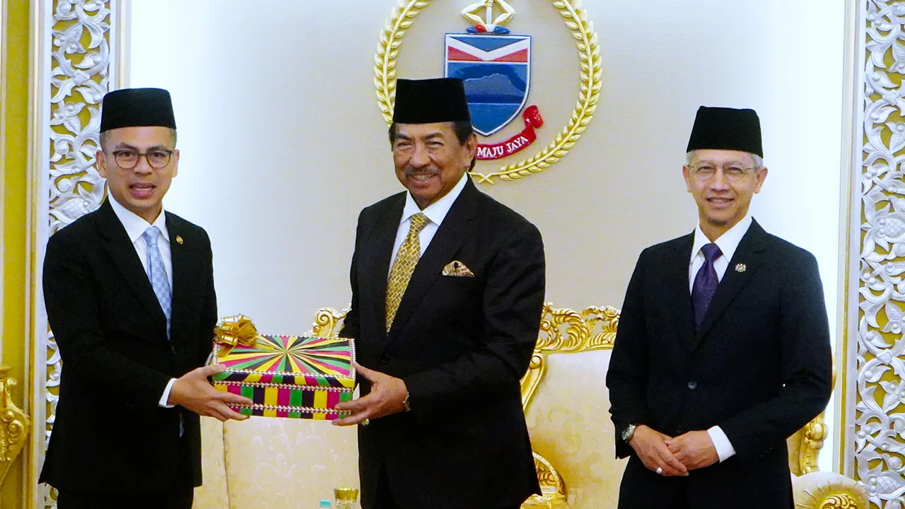 KOTA KINABALU, 10 Ogos -- Yang Dipertua Negeri Sabah Tun Musa Aman (tengah) menerima kunjungan hormat daripada Menteri Komunikasi Datuk Seri Fahmi Fadzil (kiri) di Istana Seri Kinabalu hari ini.