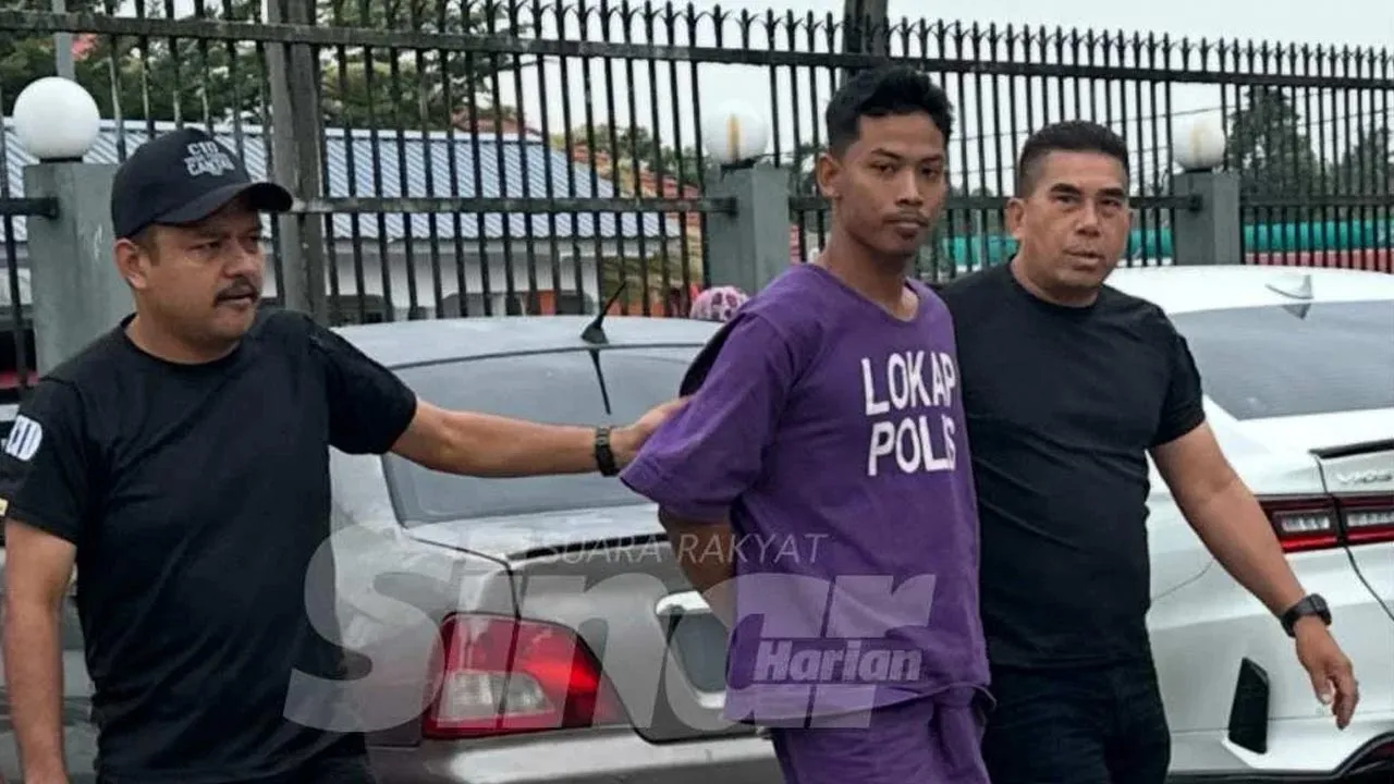 Tertuduh (tengah) tiba di mahkamah dengan kenderaan polis. Foto SINAR HARIAN/ADILA SHARINNI WAHID