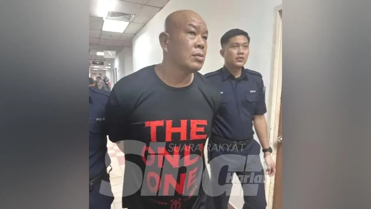Tertuduh dibawa keluar dari Mahkamah Majistret Johor Bahru selepas mengaku bersalah menghina agama Islam. -- SINAR HARIAN