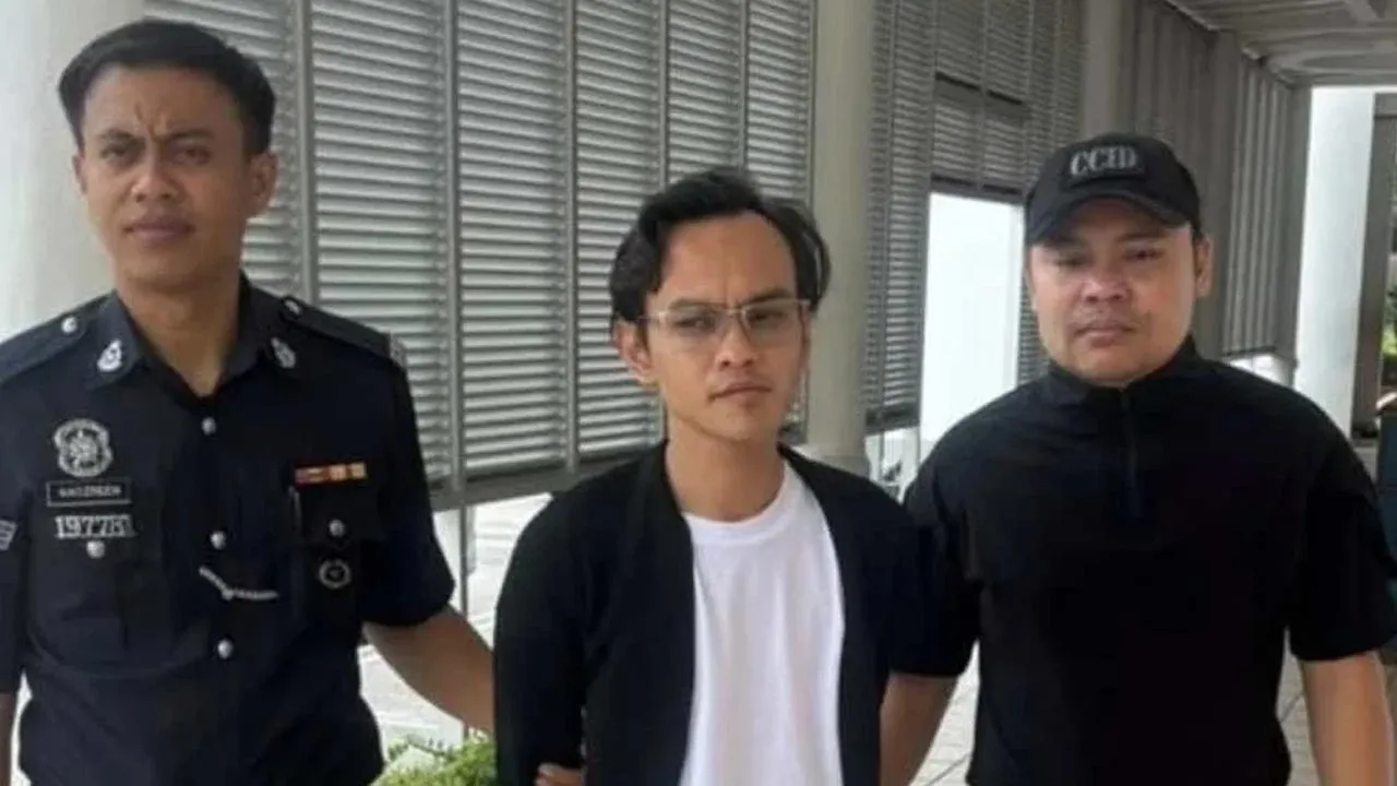Mohd Izham (tengah) dibawa ke Mahkamah Majistret Selayang pada Isnin. -- SINAR HARIAN