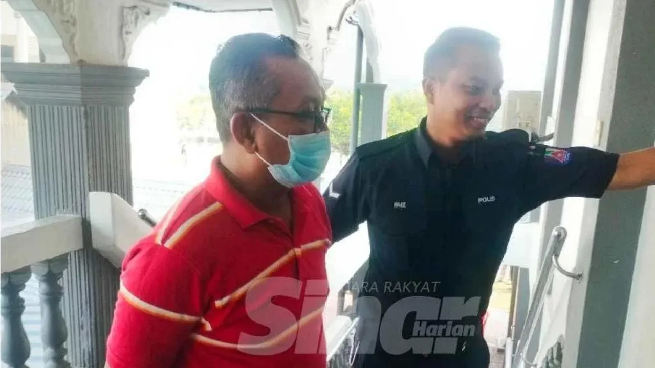 Tertuduh, Muhamad Fadzli Wahab, 48, ketika dihadapkan ke Majistret Sungai Petani pada Isnin. -- SINAR HARIAN