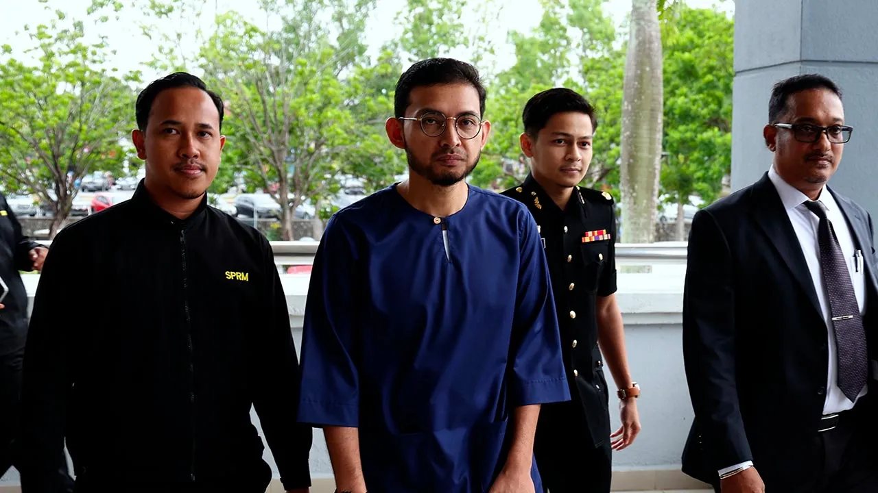 SEREMBAN, 26 Ogos -- Pendakwah selebriti Abdullah Abdol Razak, 40, (dua, kiri) didakwa di Mahkamah Sesyen hari ini atas 34 pertuduhan pecah amanah dana pertubuhan bukan kerajaan (NGO) bernilai RM13.85 juta dan 17 pertuduhan pengubahan wang haram berjumlah lebih RM1.5 juta, sejak 2023.  Abdullah Abdol yang merupakan Pengerusi Pertubuhan Rezeki Infaq Malaysia (PRIM) bagaimanapun mengaku tidak bersalah atas kesemua pertuduhan yang dibacakan secara berasingan di hadapan Hakim Datin M. Kunasundary.  --fotoBERNAM