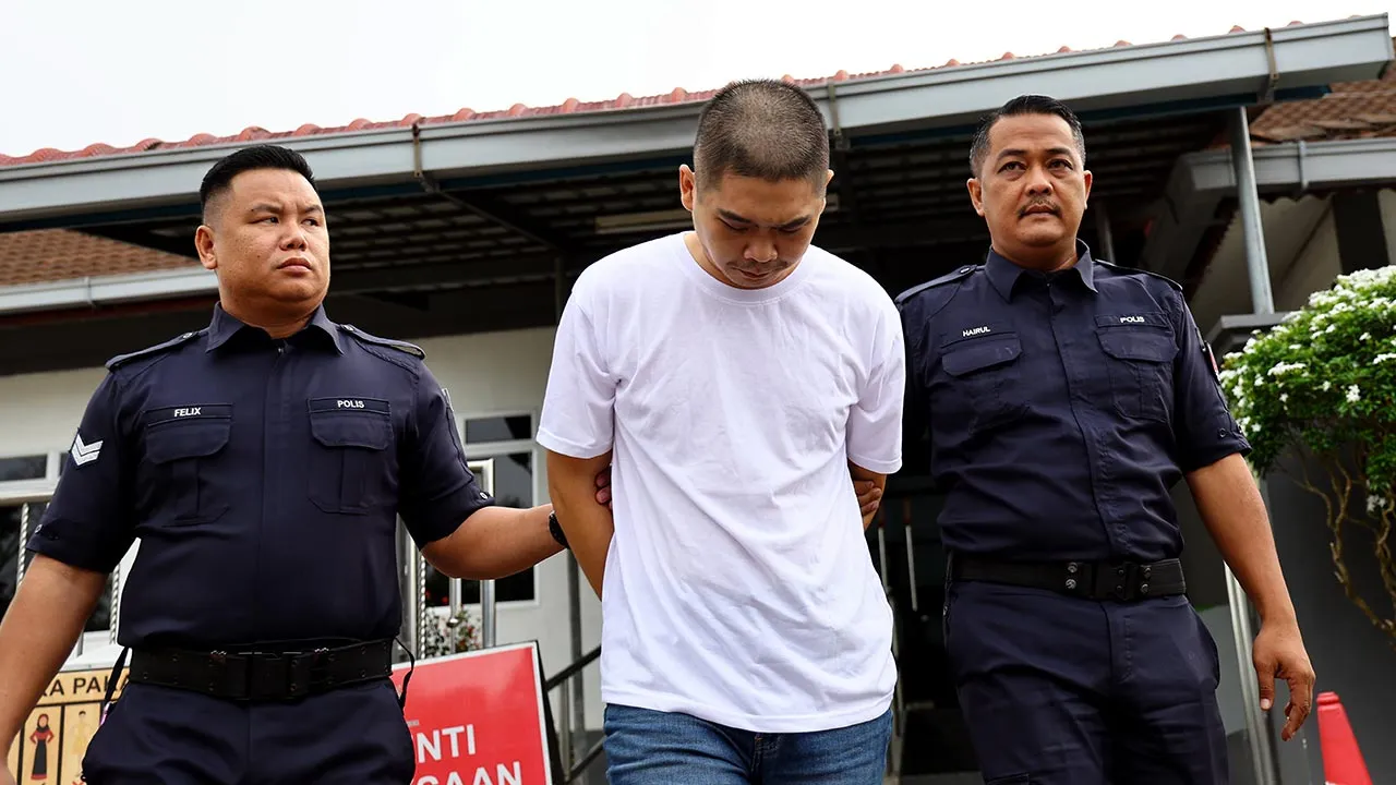 KLUANG, 26 Ogos -- Peniaga kenderaan terpakai How Han Wei, 33, mengaku tidak bersalah di Mahkamah Sesyen hari ini atas pertuduhan memiliki senjata api pada awal bulan ini.  Tertuduh membuat pengakuan itu selepas pertuduhan dibacakan di hadapan Hakim Hanie Dzatul Akhmar Zulkefli.  --fotoBERNAMA (2026) HAK CIPTA TERPELIHARA