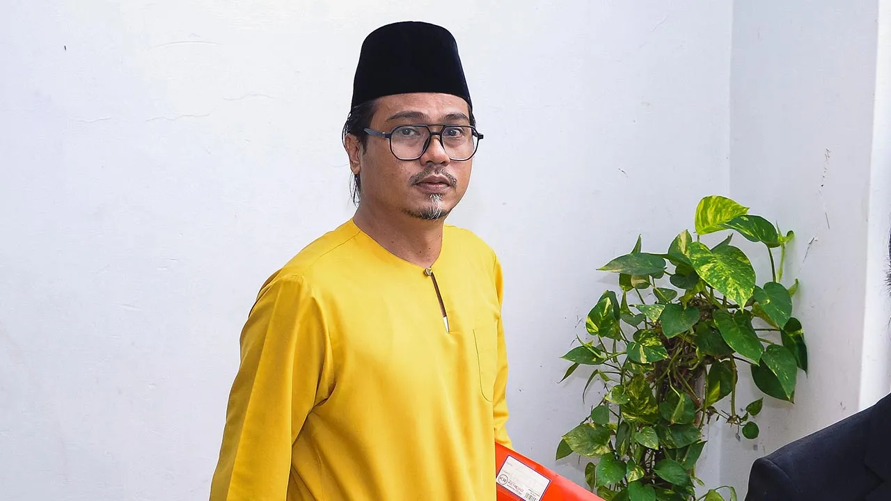 SEPANG, 11 Ogos -- Seorang aktivis masyarakat mengaku tidak bersalah di Mahkamah Sesyen di sini hari ini atas pertuduhan menggunakan perkhidmatan media sosial untuk memulakan penghantaran komunikasi jelik dipercayai berkaitan institusi diraja.  Islah Wahyudi Zainudin, 46, yang merupakan calon bebas bagi kerusi Dewan Undangan Negeri (DUN) Sri Tanjung pada Pilihan Raya Negeri (PRN) Negeri Sembilan ke-16 lepas, membuat pengakuan itu selepas pertuduhan dibacakan di hadapan Hakim Ahmad Fuad Othman.  --fotoBERNAM