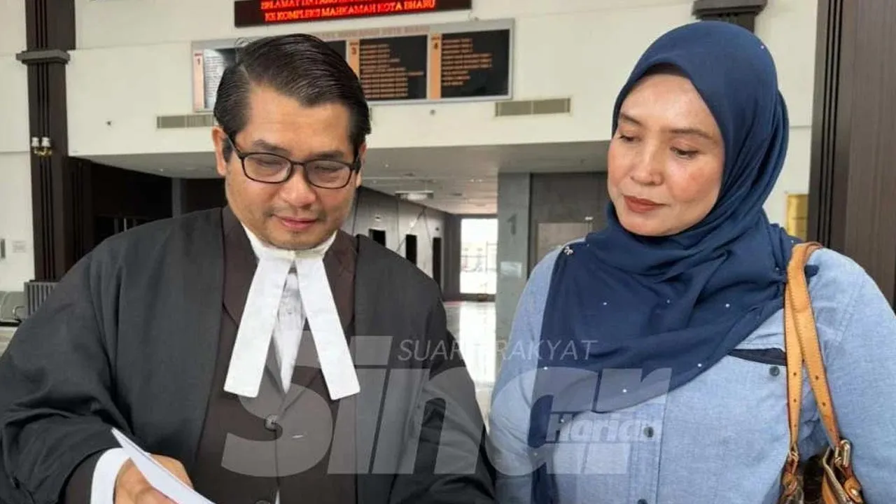 Mohd Syukran (kiri) menunjukkan penyata tuntutan saman kepada Noor Azleen. Foto SINAR HARIAN/ADILA SHARINNI WAHID