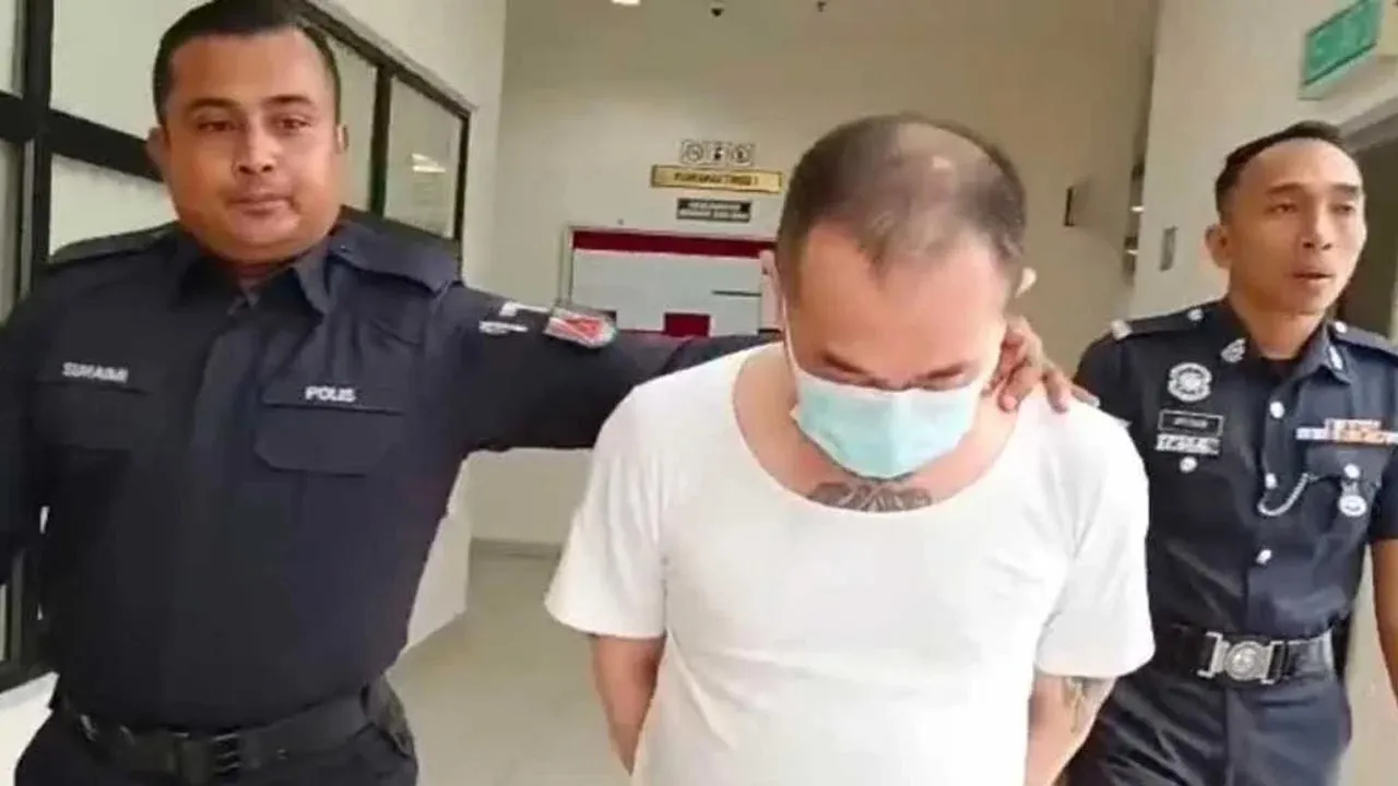 Yew Lung dibawa keluar oleh anggota polis dari mahkamah Tinggi Muar pada Rabu. -- SINAR HARIAN