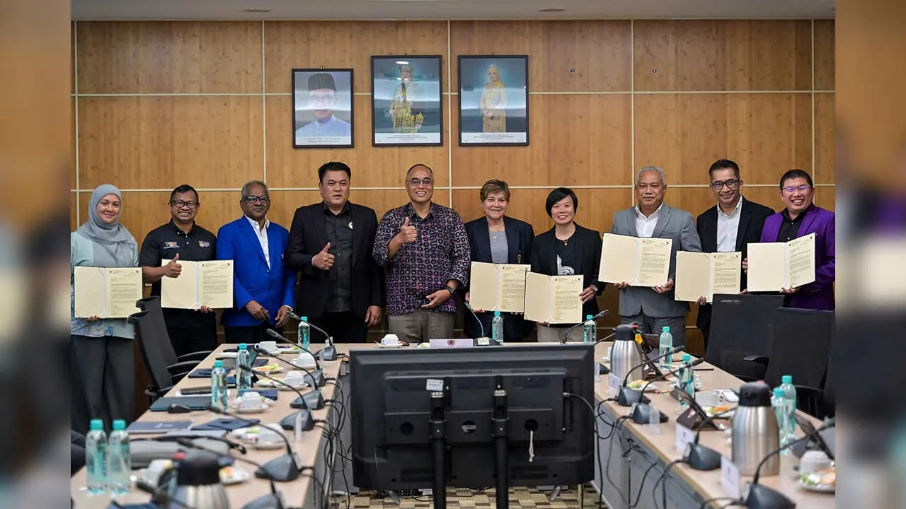KUALA LUMPUR, 13 Ogos -- Ketua Pengarah Majlis Sukan Negara Malaysia (MSN), Jefri Ngadirin (lima, kiri) bergambar bersama ahli penerima watikah pelantikan Jawatankuasa Kecil Penilaian dan Audit Prestasi Temasya Sukan SEA ke-34, Sukan Para ASEAN ke-14 Malaysia 2027, di Casa 4 Bukit Jalil hari ini.  Turut hadir, Setiausaha Kehormat Majlis Paralimpik Malaysia Datuk Subramaniam Raman Nair (tiga, kiri) dan Ketua Kontinjen Sukan Sea 2027 Semenanjung Malaysia, Datuk Mohamad Iruan Zukefli (empat, kiri).  --fotoBERN