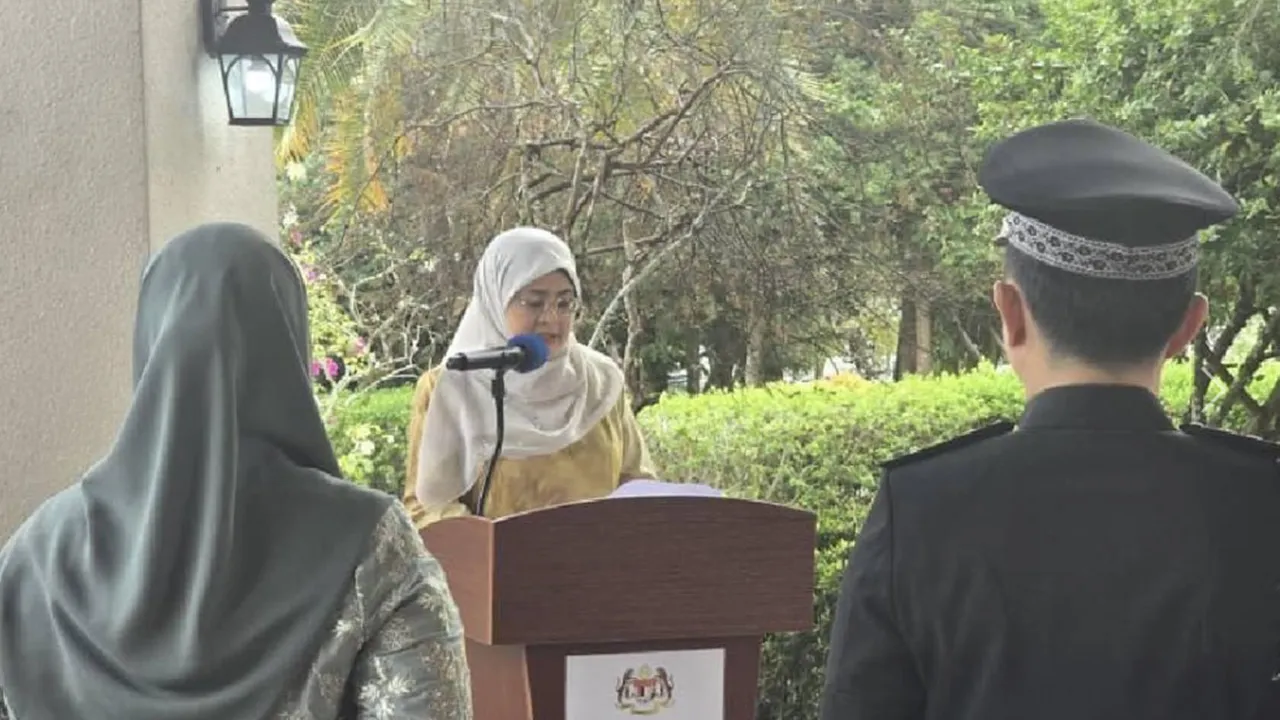 SINGAPURA, Aug 31 (Bernama) -- Malaysians in Singapore serve as "unofficial ambassadors" in strengthening bilateral ties and as an important bridge connecting the two neighbouring countries, said Malaysian High Commissioner to Singapore Datin Paduka Anizan Siti Hajjar Adnin.