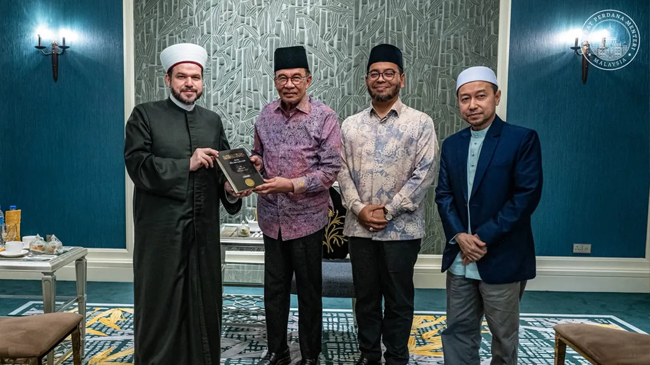 Alhamdulillah, petang ini, dalam teduh semangat Maulidur Rasul, saya meneruskan siri muzakarah bersama para agamawan untuk mendengar nasihat, menimba hikmah dan menyelami pandangan tentang perjalanan serta masa depan Islam di Malaysia. Bagi saya, dialog seperti ini bukan sekadar pertemuan tetapi ruang untuk bermuhasabah agar setiap ikhtiar kerajaan sentiasa dipandu ilmu, diluruskan dengan nasihat dan diperhalusi mengikut keperluan umat serta tuntutan zaman. Dalam kesempatan yang penuh makna ini, saya turut 