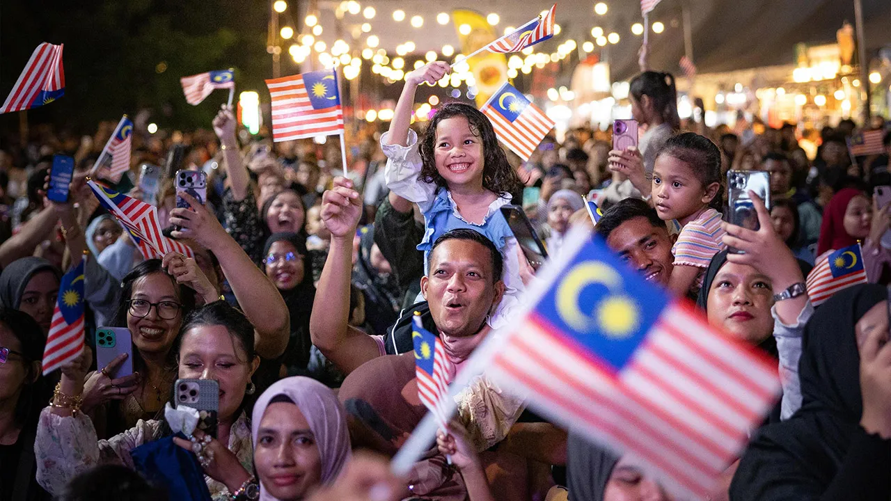 DATUK SERI SAARANI MOHAMAD IPOH, 31 Ogos - Rakyat Malaysia mengibarkan Jalur Gemilang pada Majlis Sambutan Ambang Merdeka Peringkat Negeri Perak 2026 sempena Hari Kebangsaan 2026 di Bulatan Sultan Azlan Shah Meru Raya awal pagi ini. - fotoBERNAMA