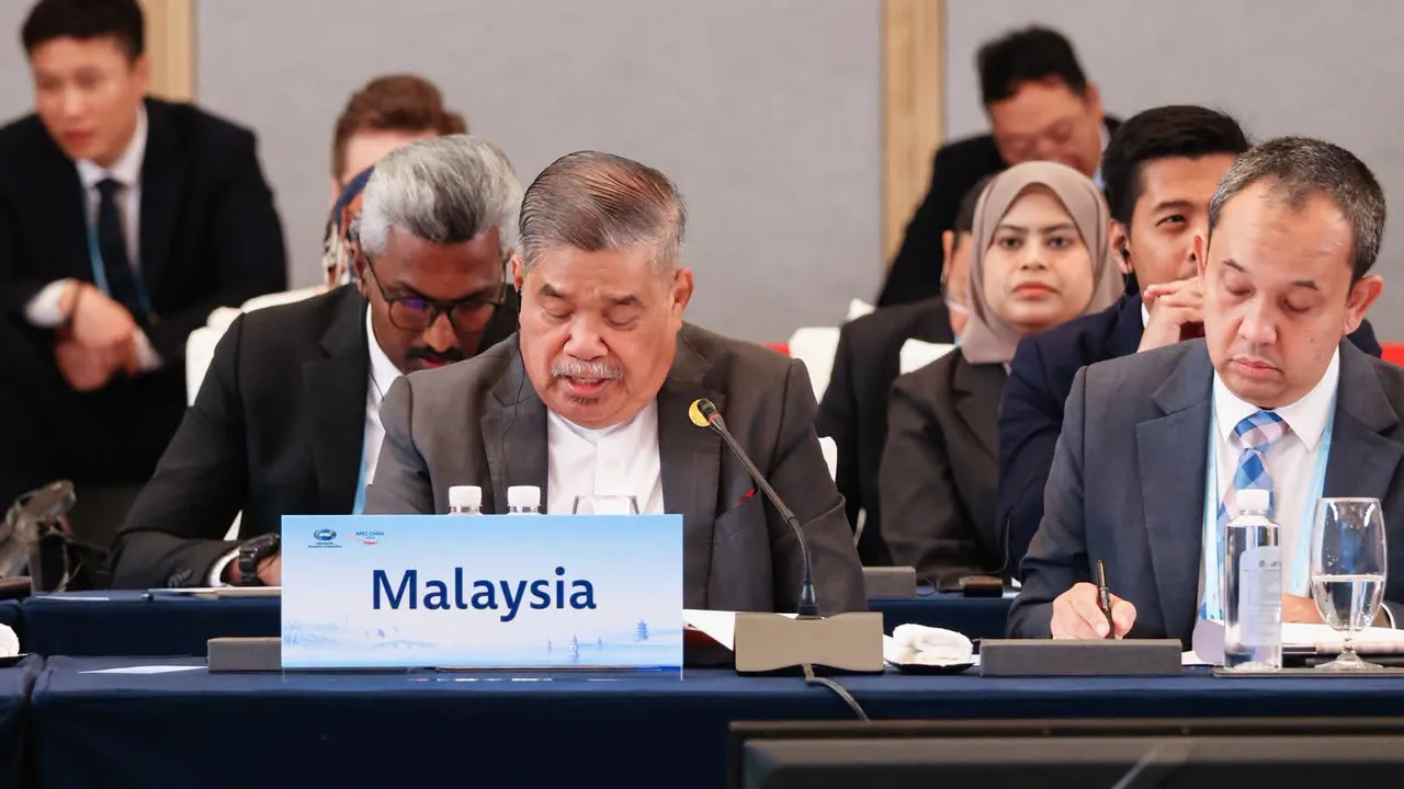 Hari ni di Hangzhou, China, Mesyuarat Menteri-Menteri Keselamatan Makanan APEC ke-11. Dunia bercakap pasal AI. Teknologi. Pertanian masa depan. Bang Mat cerita apa yang Malaysia sedang buat.