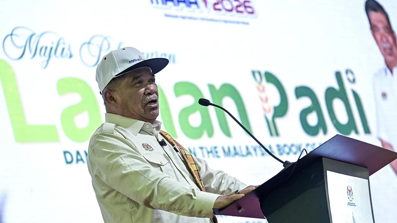 SERDANG, 31 Ogos - Menteri Pertanian dan Keterjaminan Makanan Datuk Seri Mohamad Sabu menyampaikan ucapan pada Majlis Pelancaran Laman Padi dan Pengiktirafan The Malaysia Book Of Records sempena Pameran Pertanian, Hortikultur dan Agropelancongan Malaysia (MAHA) 2026 di Taman Ekspo Pertanian Malaysia (MAEPS) hari ini. - fotoBERNAMA (2026) HAK CIPTA TERPELIHARA